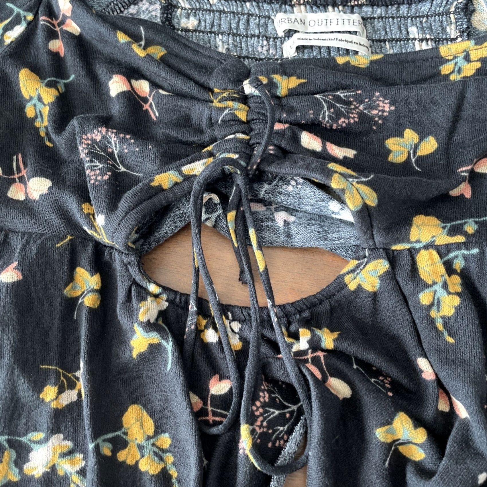 Urban Outfitters Urban Outfitters Crop Top Women’s Size Large Floral Print Balloon Sleeve Keyhole Blouse Shirt Size L / US 10 / IT 46 - 4 Thumbnail