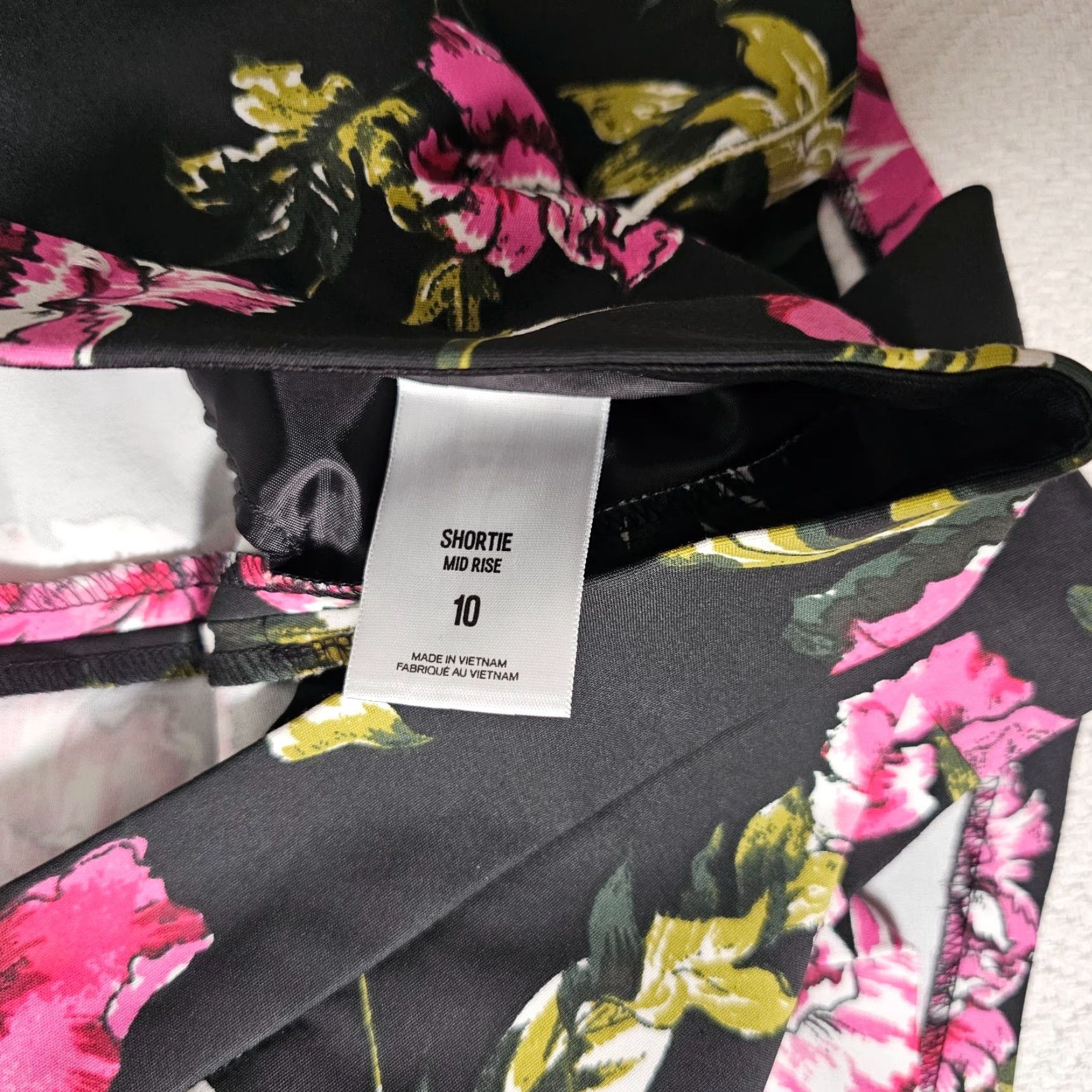 Express Express Black Floral Mid Rise Shorts Size 10 Women's Cuffed Chino Size 32" / US 10 / IT 46 - 3 Thumbnail