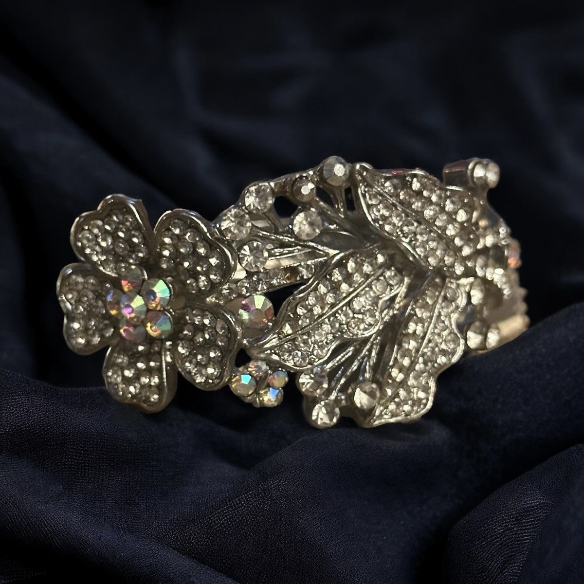 Vintage Vintage Austrian crystal rhinestone flower hinged bracelet Size ONE SIZE - 1 Thumbnail