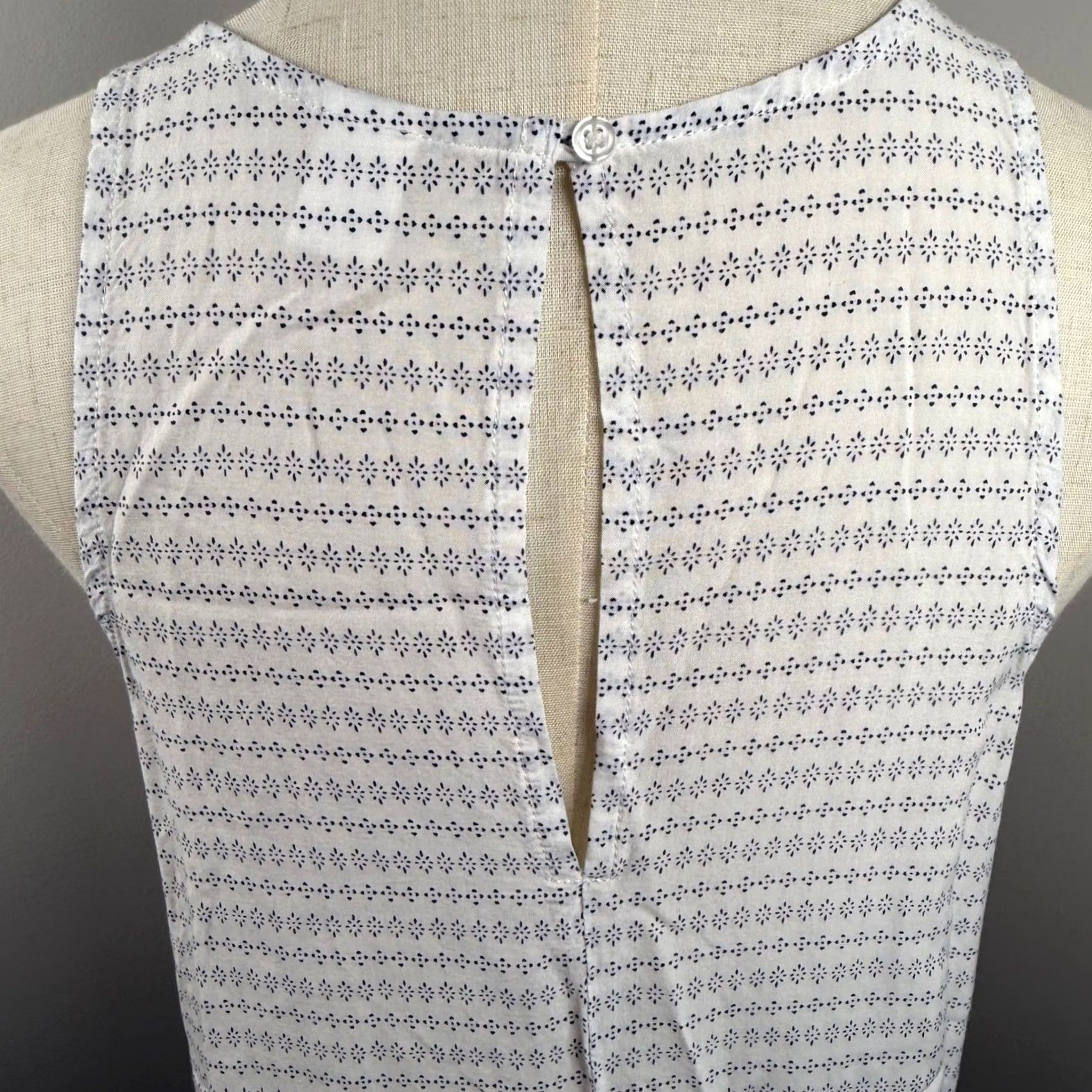 Old Navy Old Navy Tank Top White Navy Print High Neck Keyhole Boho Coastal Summer EUC Womens M Sleeveless Rayon Light-weight Casual Geometric Size M / US 6-8 / IT 42-44 - 5 Thumbnail