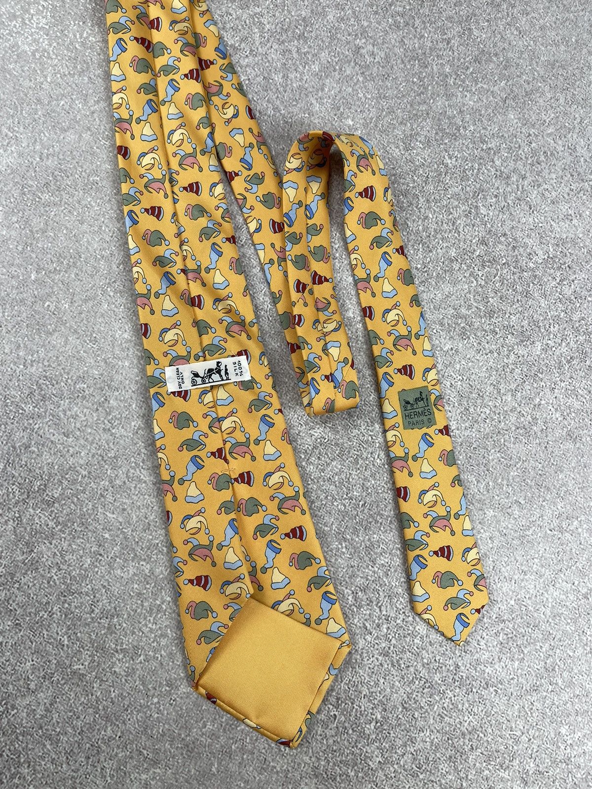 Hermes × Vintage Vintage Hermes Printed Silk Tie Yellow Size ONE SIZE - 1 Thumbnail