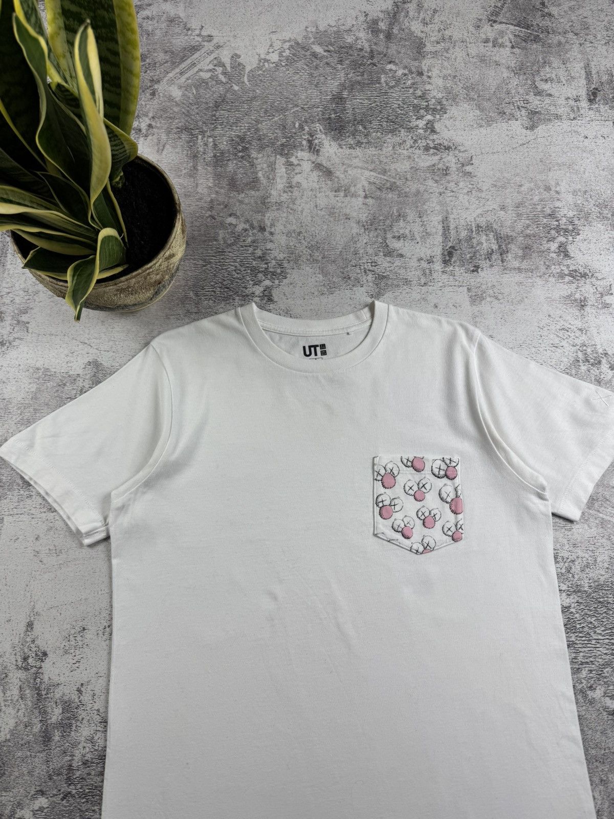 Kaws × Uniqlo KAWS Pocket Pink BFF Designer Small Cotton Jersey T Shirt Size US S / EU 44-46 / 1 - 5 Thumbnail