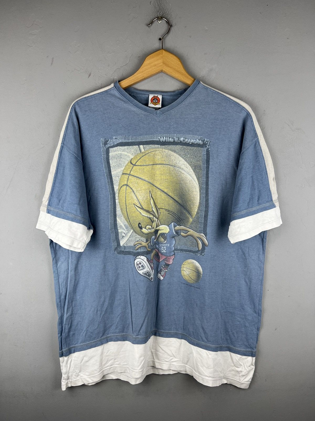 Vintage Vintage 2000 Wile E Coyote Basketball t shirt Size US XL / EU 56 / 4 - 1 Thumbnail