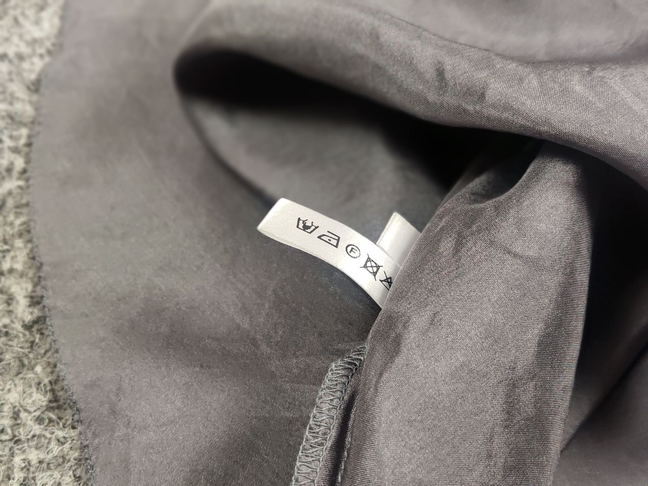 Designer Susanne Bommer Design Boxy Silk Silver gray blouse Size M / US 6-8 / IT 42-44 - 20 Thumbnail