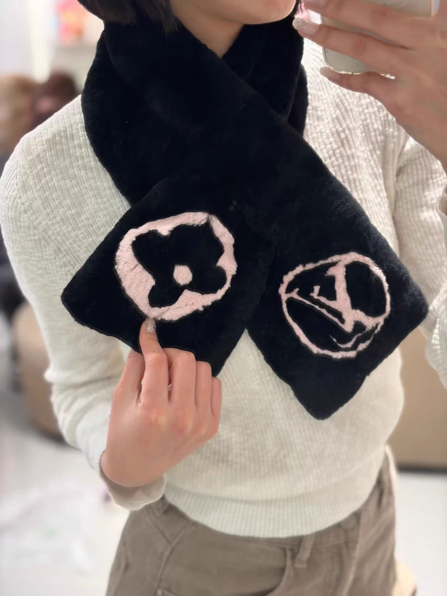 Louis Vuitton LV black rabbit fur logo scarf deadstock Size ONE SIZE - 7 Thumbnail