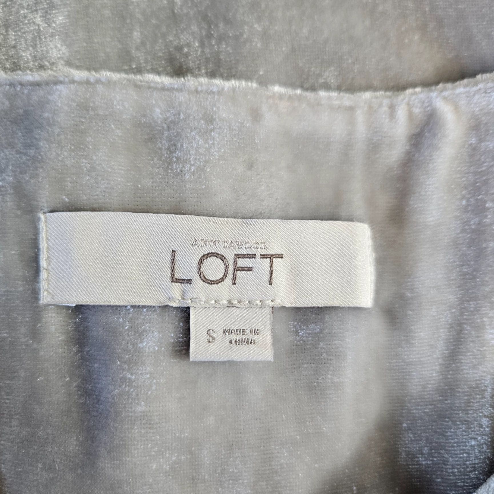 Loft Ann Taylor LOFT Velvet Top Womens Blouse SZ S Short Sleeve Gray Viscose Velvet Soft Basic Solid Size S / US 4 / IT 40 - 5 Thumbnail