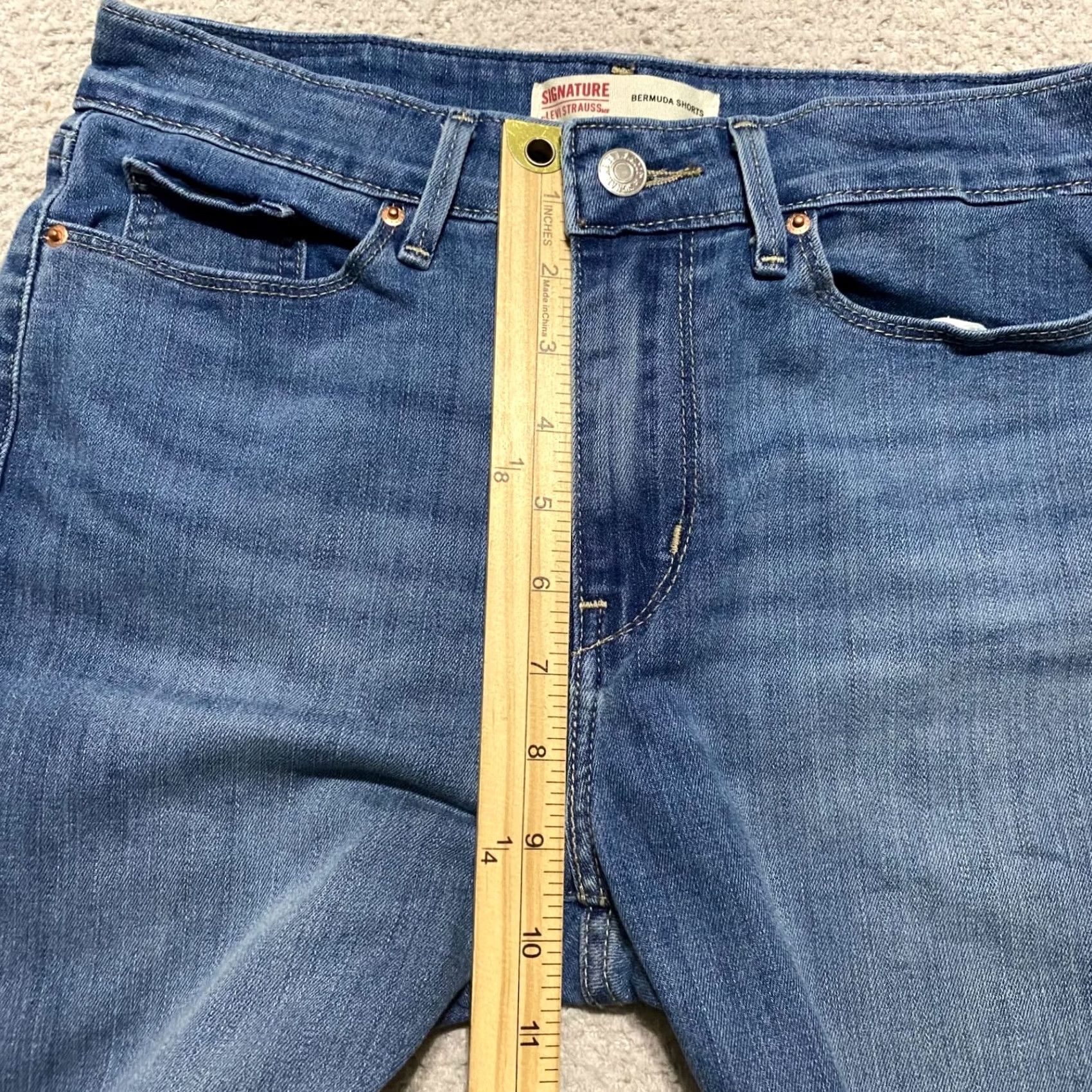 Levi's Levi's Signature Bermuda Jean Shorts Womens 2 Blue Denim Medium Wash Inseam 8" Size 26" / US 2 / IT 38 - 7 Thumbnail