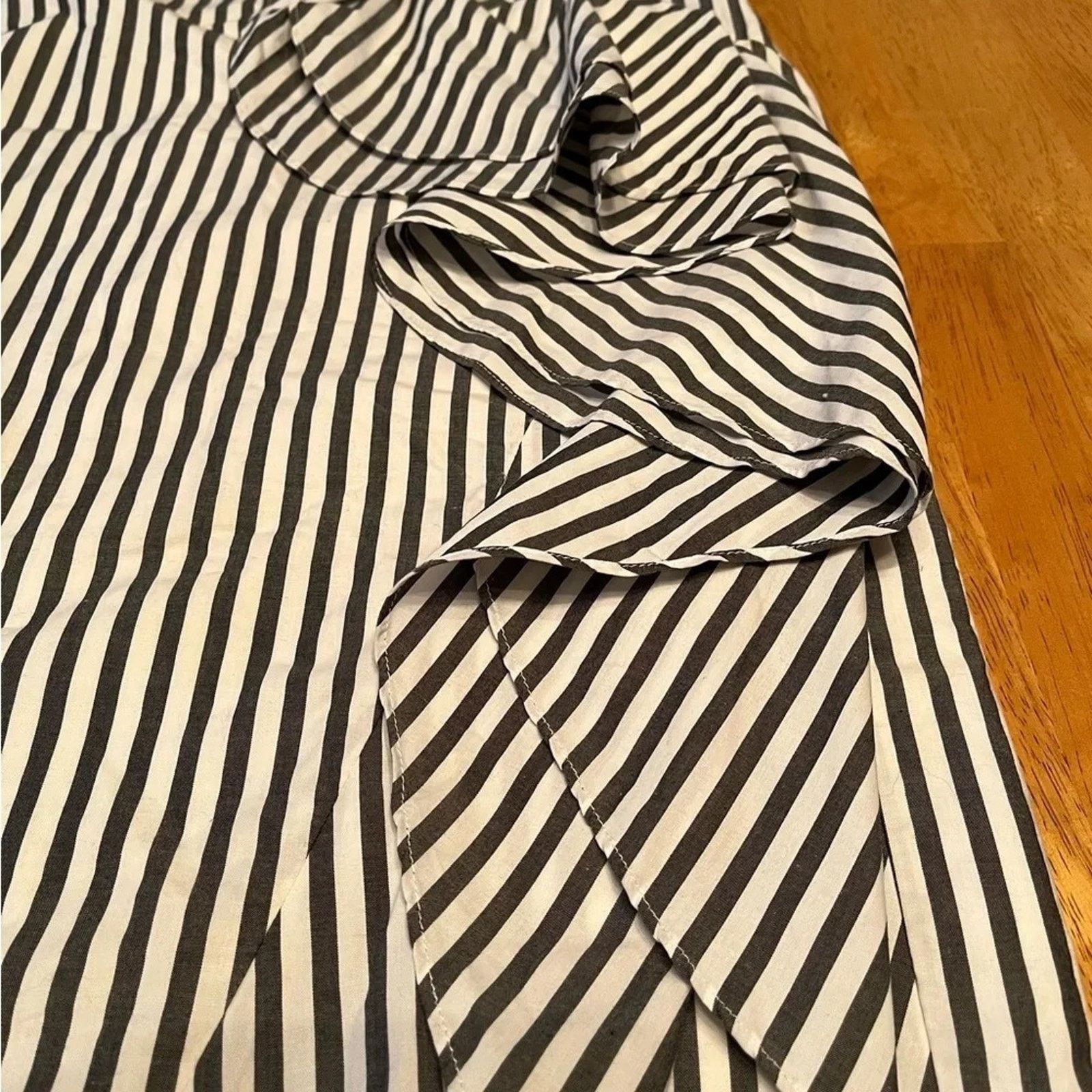 Banana Republic Banana Republic black and white striped ruffle skirt, size 2 Size 26" / US 2 / IT 38 - 3 Thumbnail