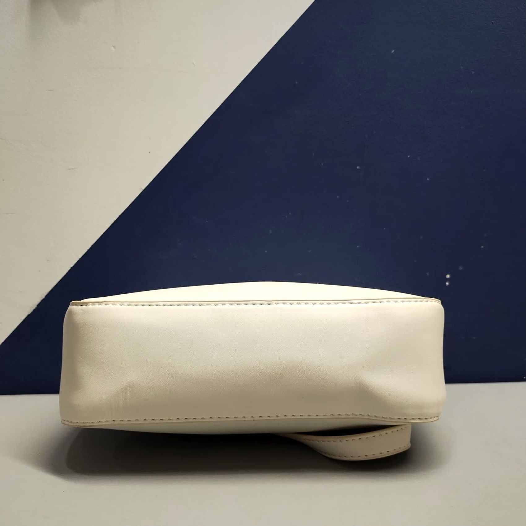 Vintage Womens Shoulder Bag White Leather Butterfly Chain Zip Closure Travel Handbag Size ONE SIZE - 5 Thumbnail