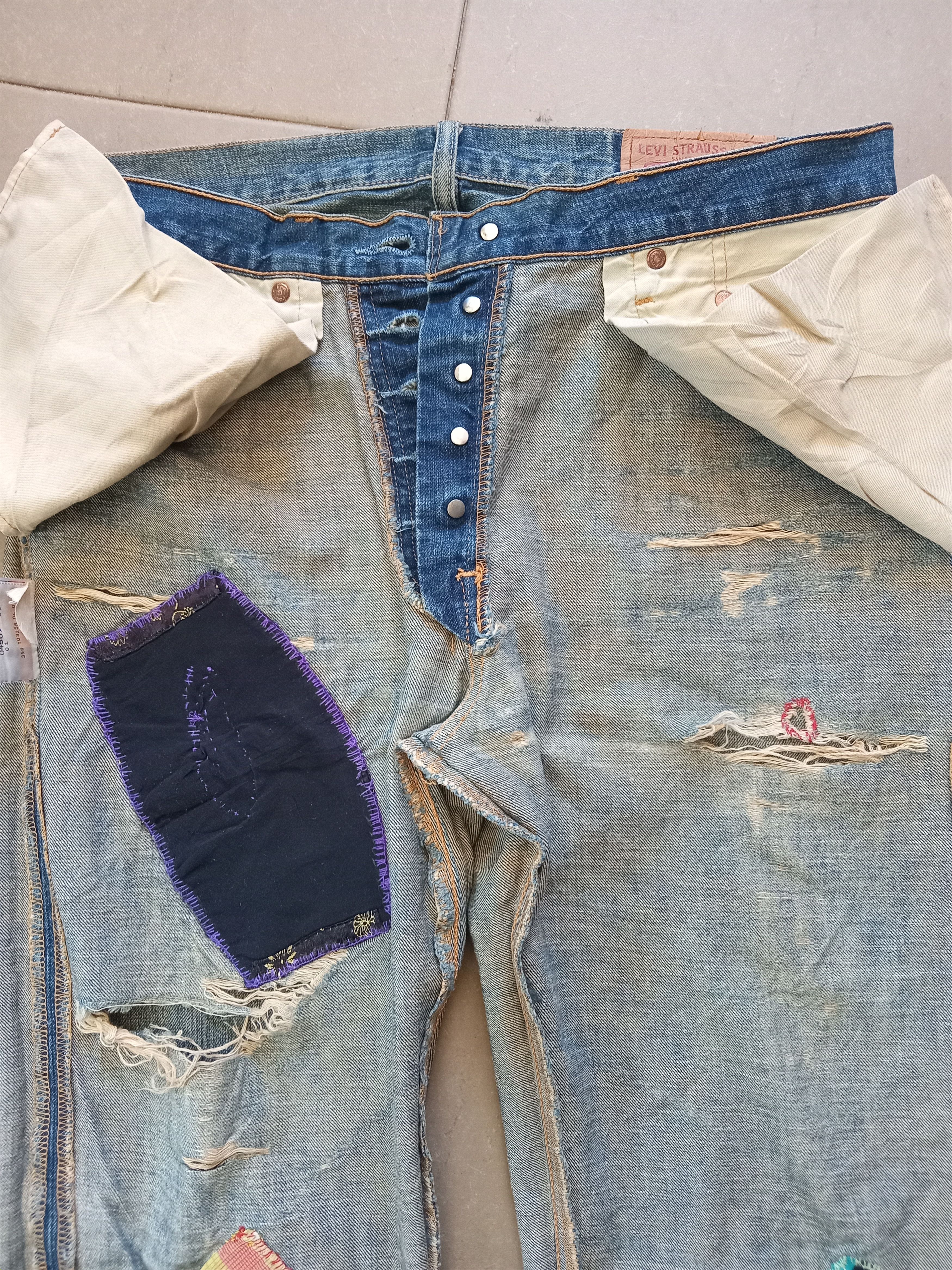Levi's × Vintage Vintage Levi's 501 Distressed Jeans Size US 33 - 15 Thumbnail