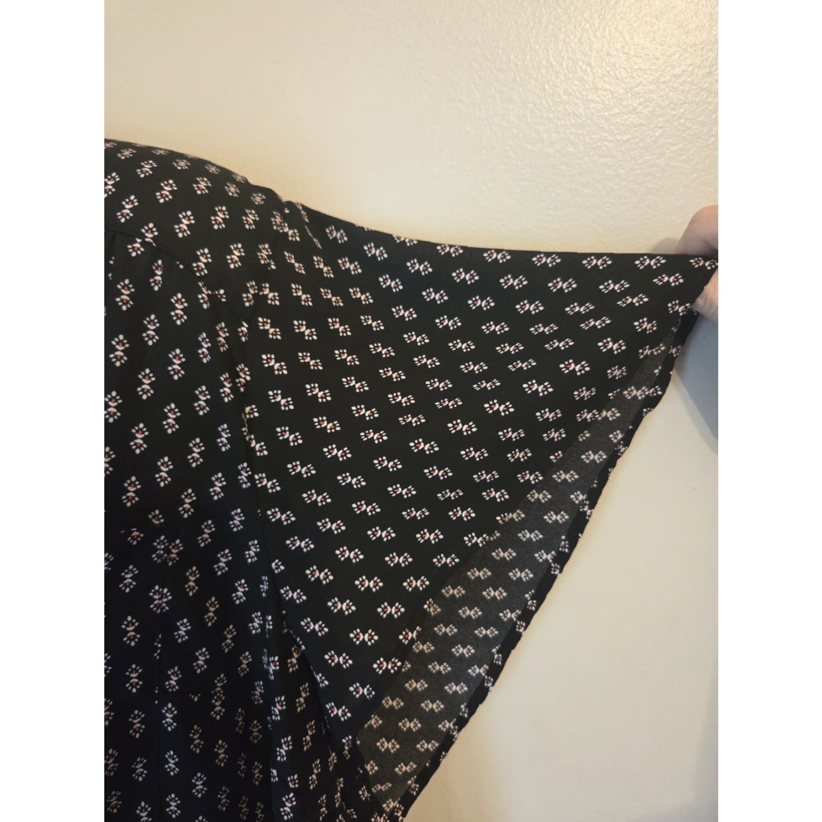Torrid Torrid Harper Black Geometric Print Flutter Sleeve Top Shirt 5X Womens Blouse V-Neck Pocket Lightweight Polyester 5X Vintage No Dress? Size XXL / US 16-18 / IT 52-54 - 6 Thumbnail