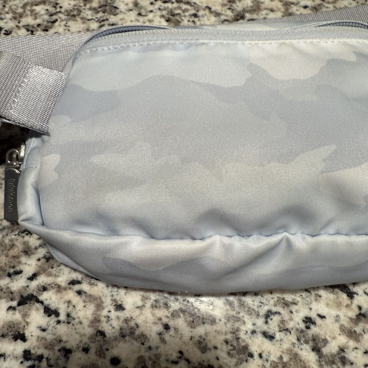 Lululemon Lululemon Belt Bag Crossbody Starlight Camo Everywhere READ Size ONE SIZE - 7 Thumbnail
