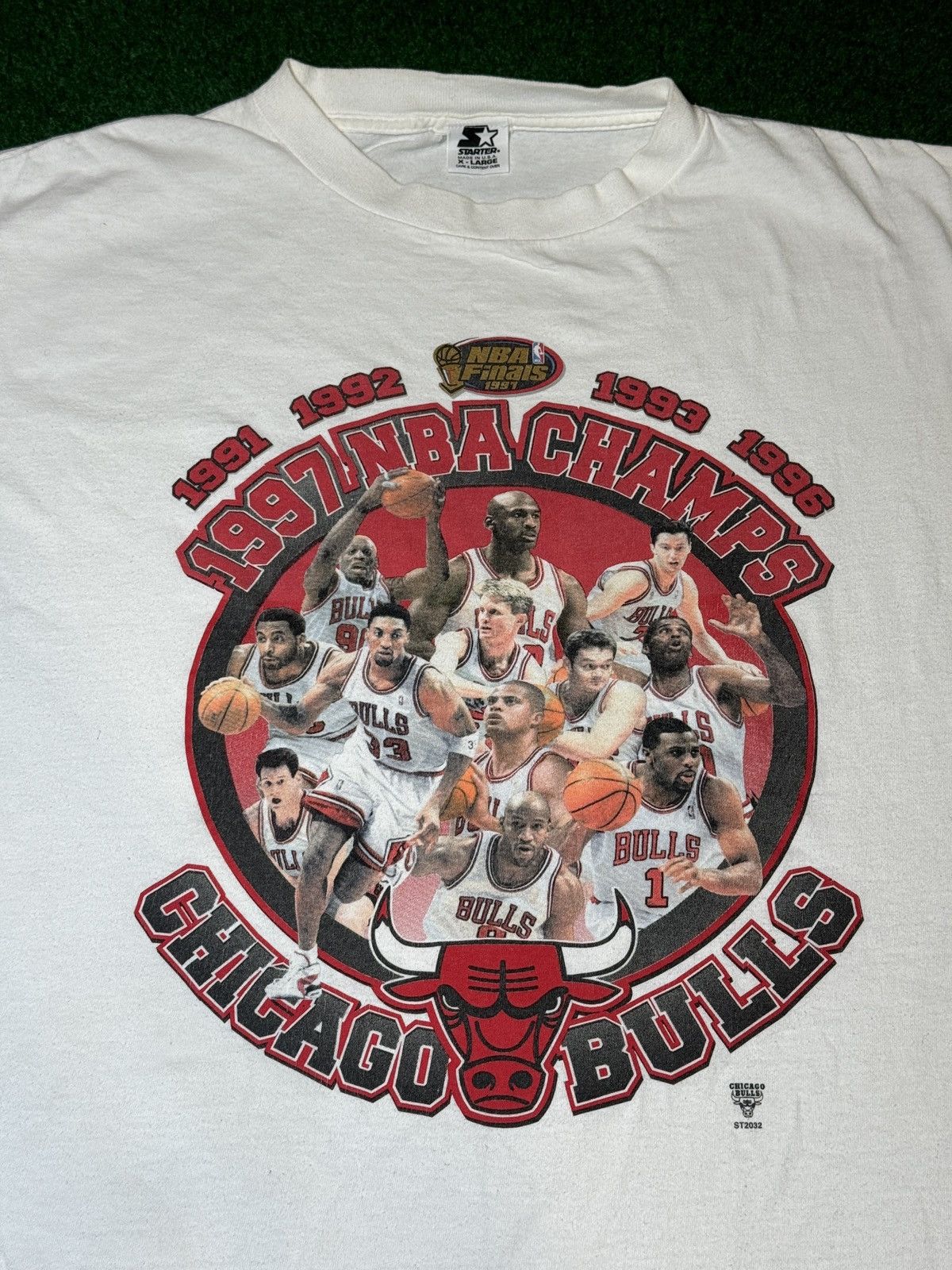 Starter × Vintage Vintage 90s Chicago Bulls 1997 NBA Champs Starter T Shirt Size US XL / EU 56 / 4 - 2 Thumbnail