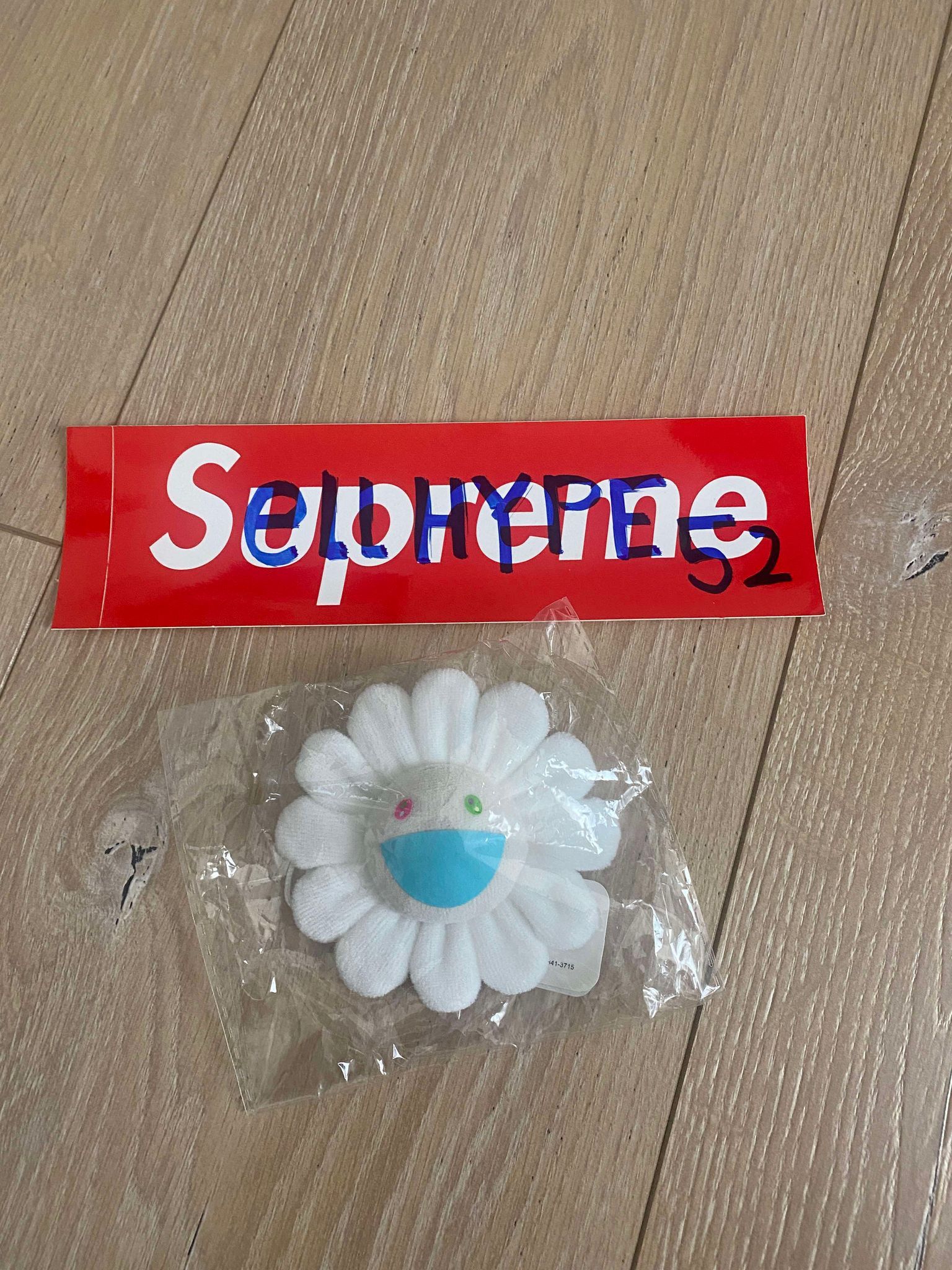 Takashi Murakami Takashi Murakami Plush Flower Pin (Blue Smile / White ) Size ONE SIZE - 1 Thumbnail