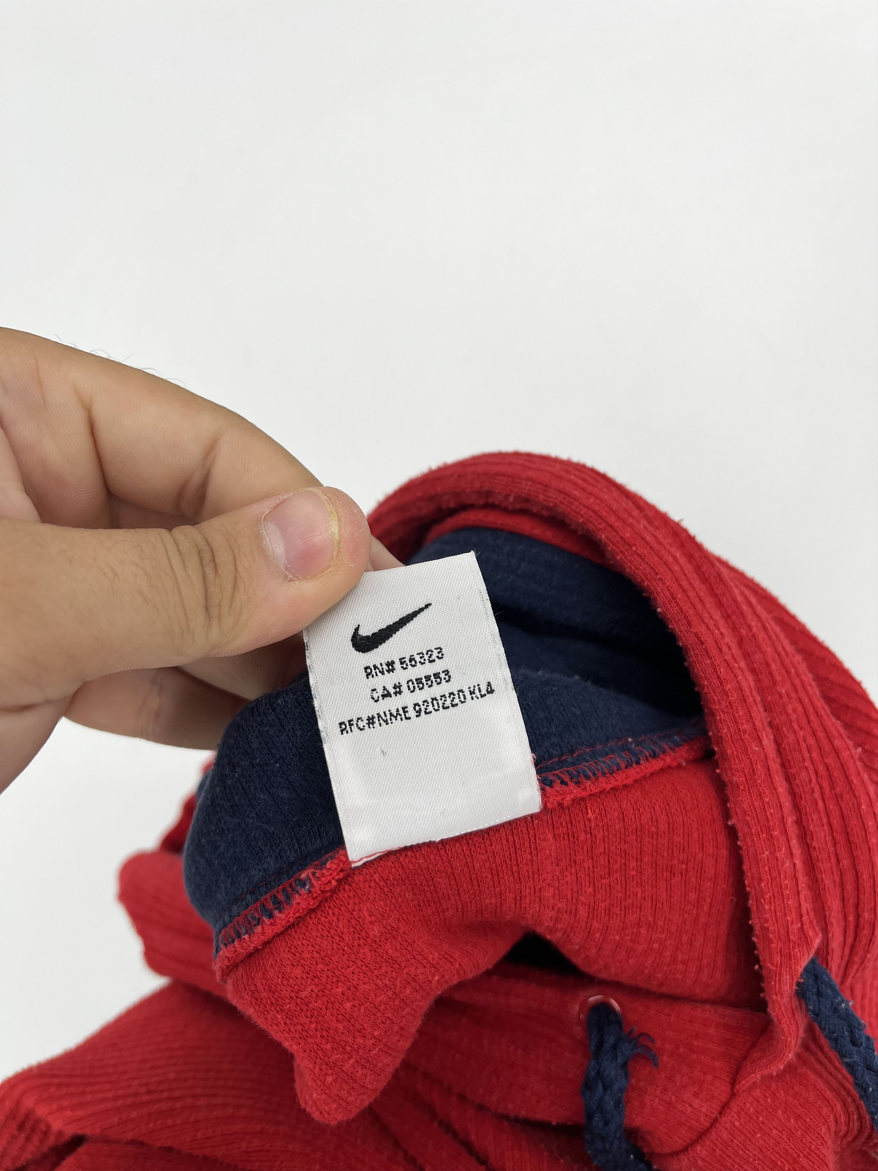 Nike Rare Vintage Nike Hoodie – Essential 2000s Streetwear (L) Size US L / EU 52-54 / 3 - 11 Thumbnail