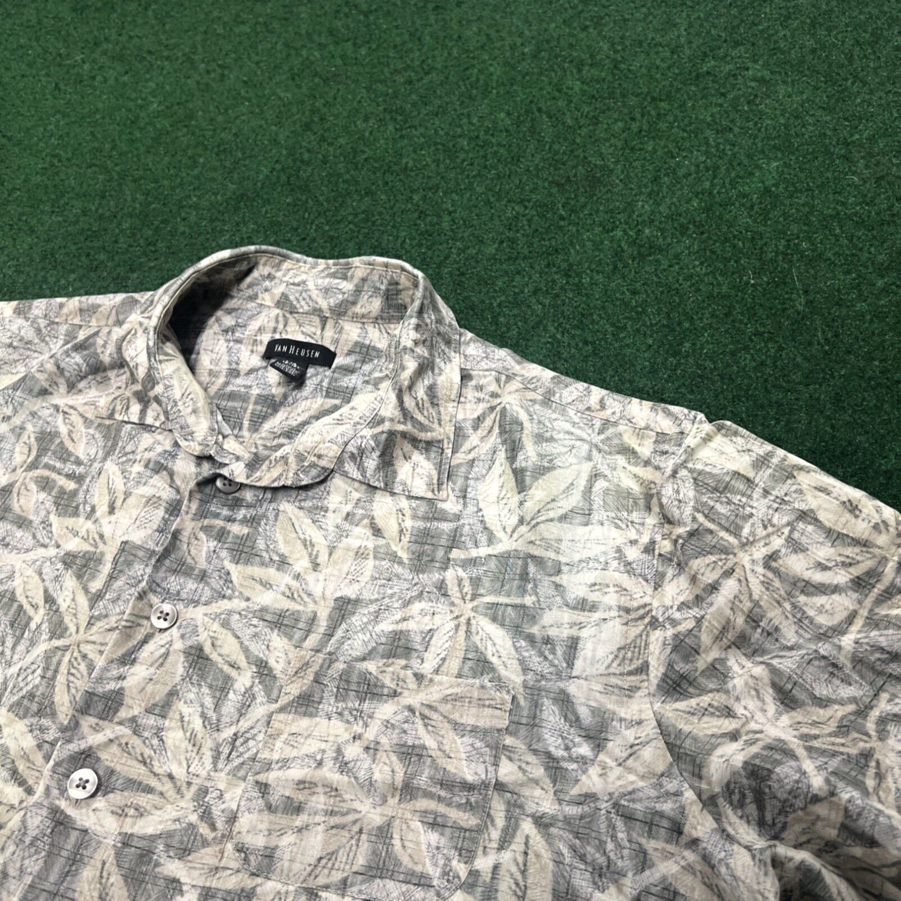 Van Heusen Van Heusen Hawaiian Shirt Mens Large 16-16.5 Green Beige Floral Short Sleeve Size US L / EU 52-54 / 3 - 7 Thumbnail