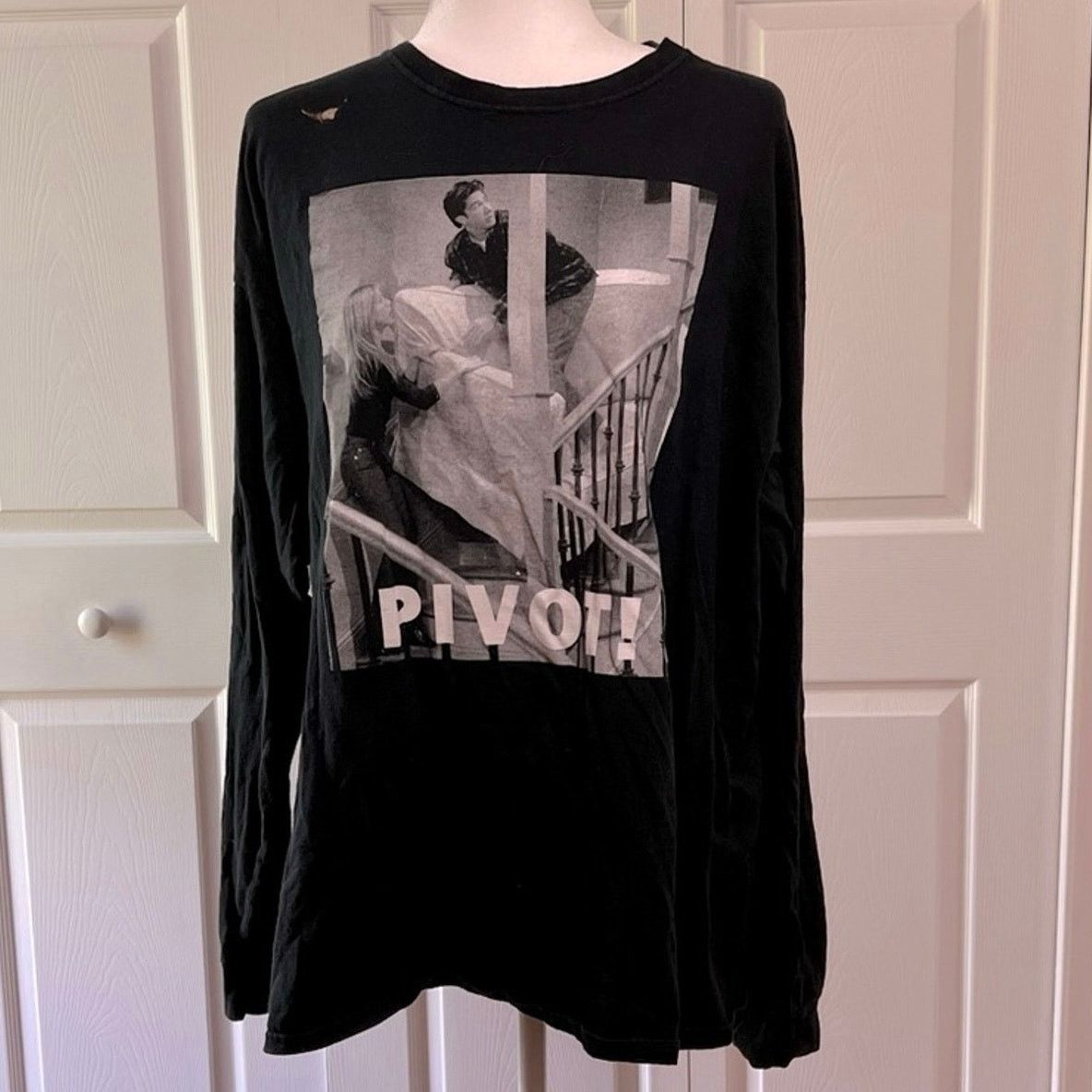 Ripple Junction FRIENDS The One With the Cop Pivot couch Ross Rachel mens XL Size US XL / EU 56 / 4 - 1 Thumbnail