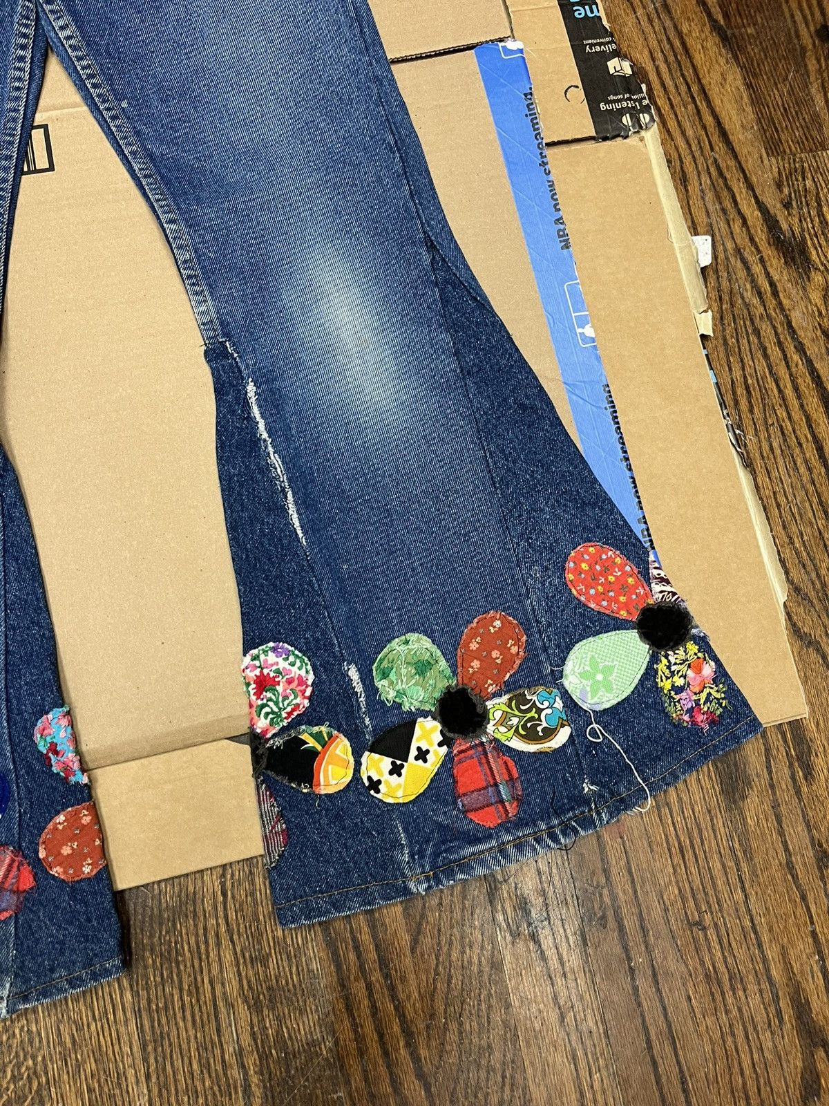 Vintage Vintage Levi’s Juniors Flared Patchwork Floral Jeans Sz 24W Size 24" / US 00 / IT 34 - 4 Thumbnail