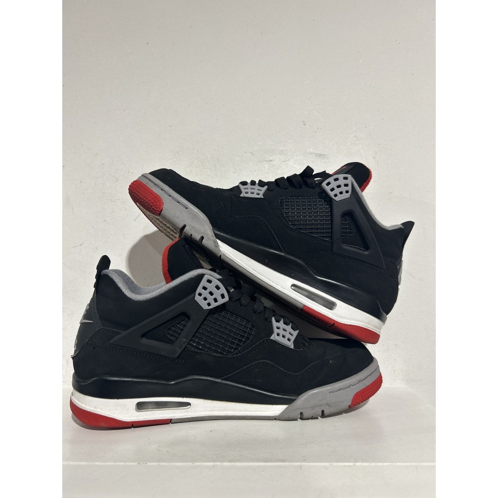 Jordan Brand NIKE JORDAN 4 BRED 2019 SIZE 9.5 PREOWNED Size US 9.5 / EU 42-43 - 2 Thumbnail