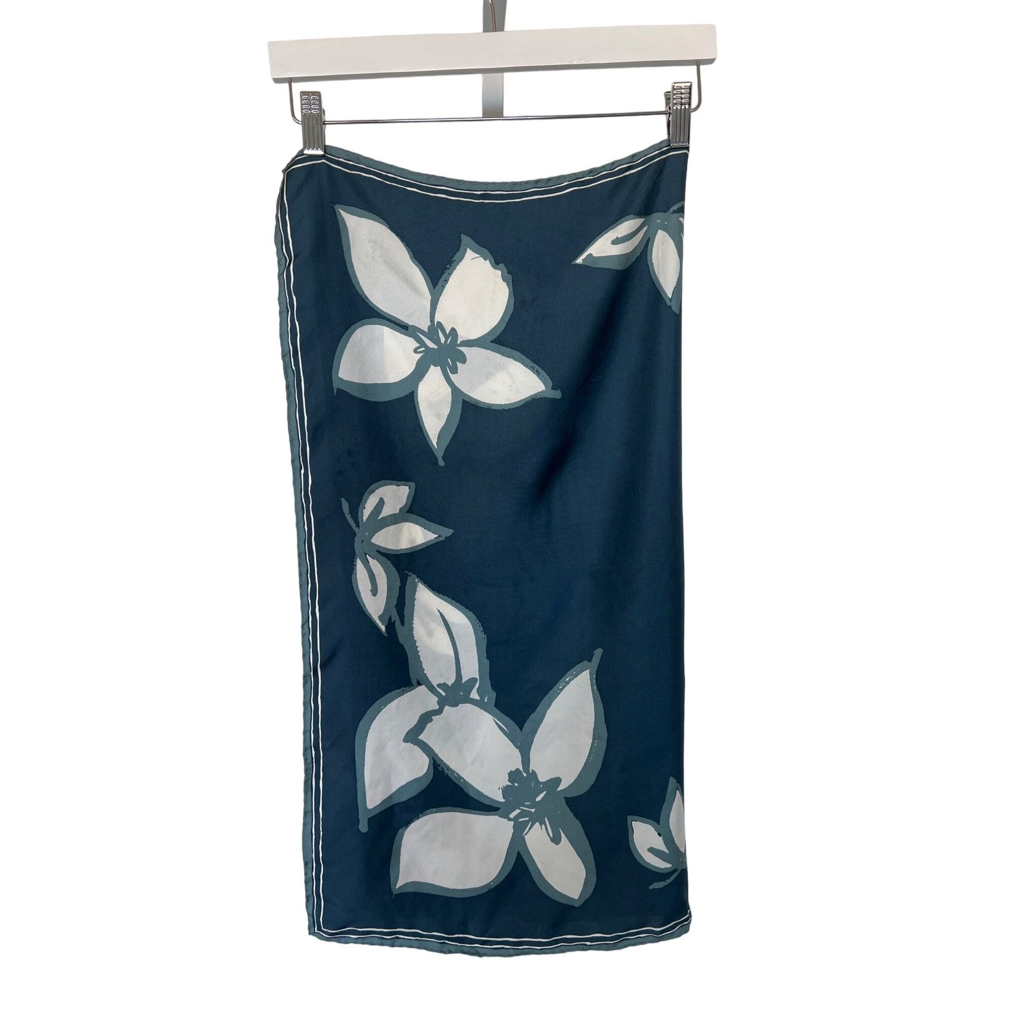 Banana Republic Banana Republic Navy & White Floral Print Scarf Size ONE SIZE - 2 Thumbnail