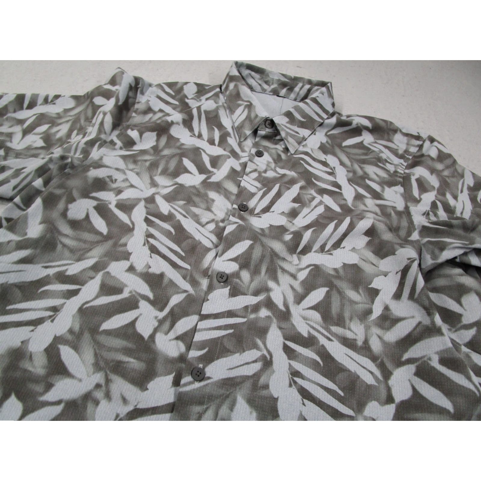 Lululemon Lululemon Shirt Mens Medium Gray Floral Tropical Button Up Short Sleeve Resort Casual Tropical Theme M Gray Floral Button-Up Mens Short Sleeve Shirt Size US M / EU 48-50 / 2 - 2 Thumbnail