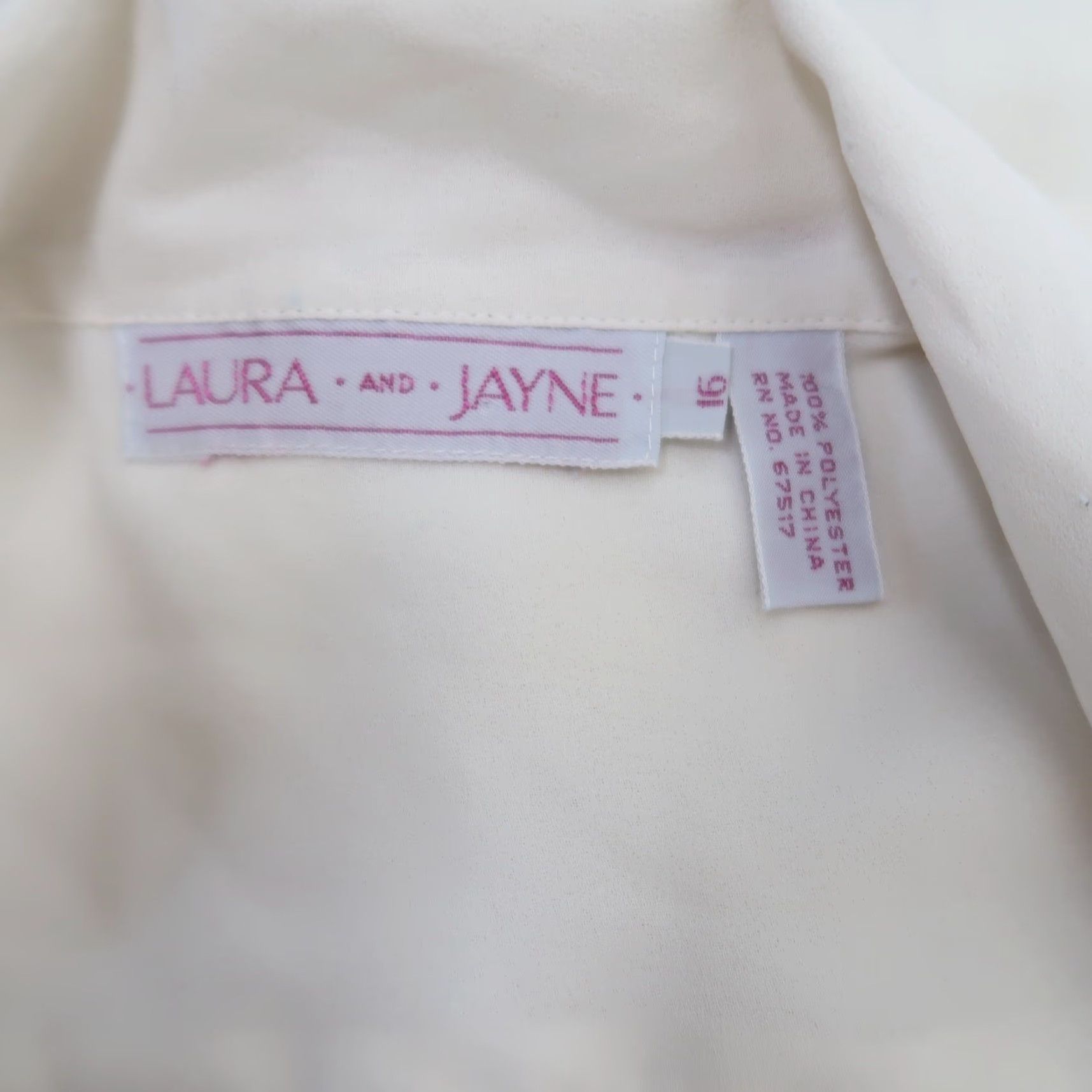 Vintage VINTAGE Laura & Jayne cream pintuck pleat front blouse 90s Short Sleeve 16 Plus Womens Blouse Size XXL / US 16-18 / IT 52-54 - 5 Thumbnail