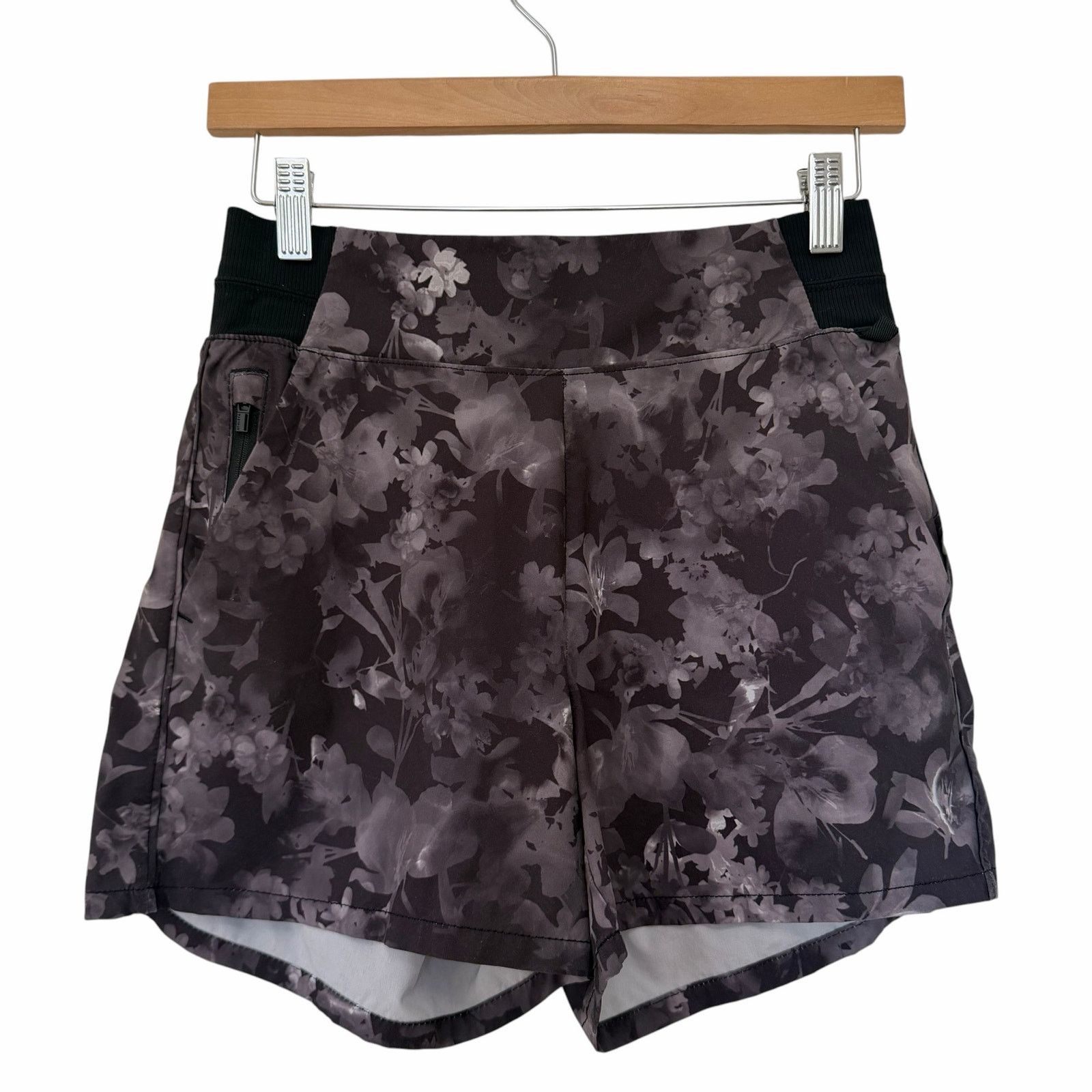Athleta Athleta Brooklyn Printed Black Floral Shorts Sz 0 Size 25" / US 0 / IT 36 - 1 Thumbnail
