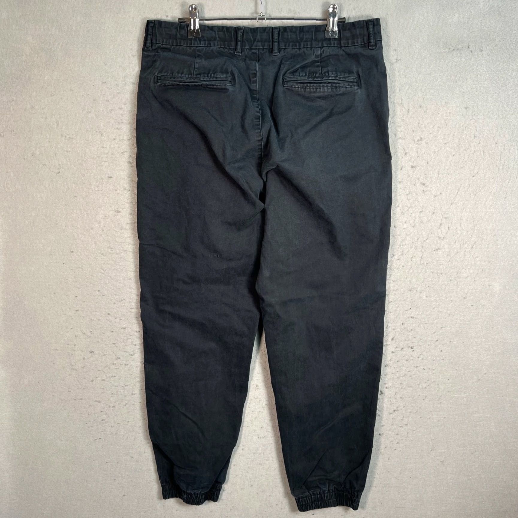 Uniqlo Uniqlo Mens Pants Chino 29 Black Cotton Blend Flat Front Tapered Inseam 28 Regular Waist 31 Size Type: Regular Mens Size US 29 - 2 Thumbnail
