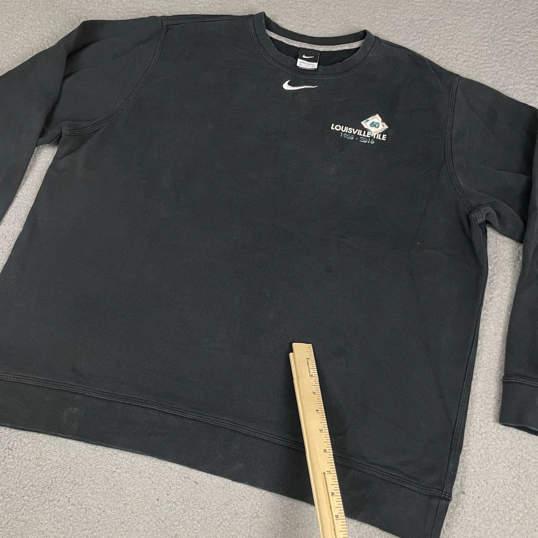 Nike VINTAGE Nike Sweatshirt Mens 2XL Black Center Logo Swoosh Louisville Tile Pullover Logo Sweatshirt Mens XL XXL Size US XXL / EU 58 / 5 - 6 Thumbnail