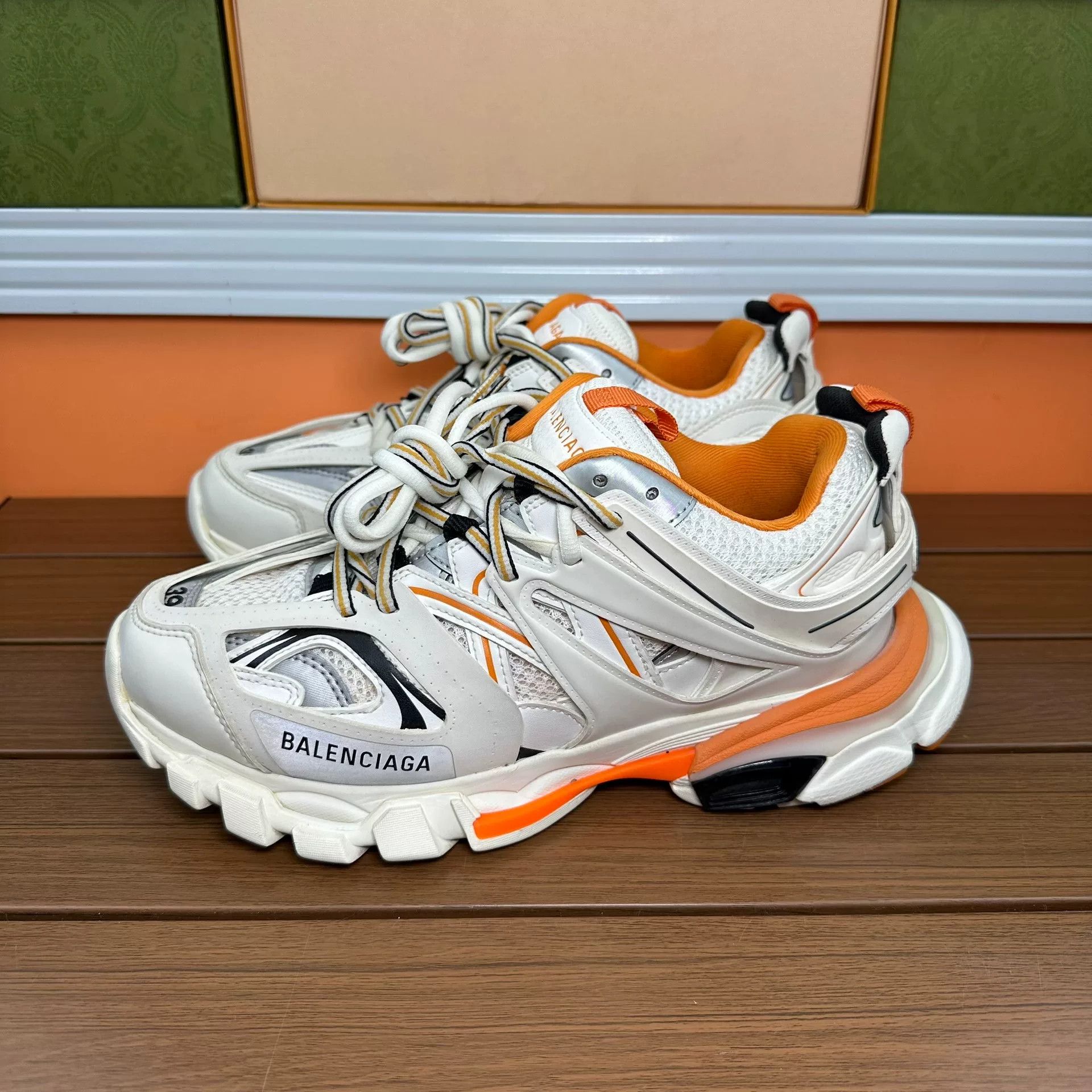 Balenciaga Balenciaga White Lowtop Sneakers 6 Men Size US 6 / EU 39 - 1 Thumbnail