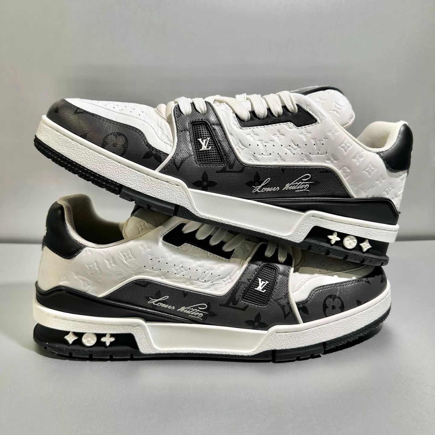 Louis Vuitton Louis Vuitton Trainer B&W embossed 10/44 Worn once Size US 11 / EU 44 - 3 Thumbnail