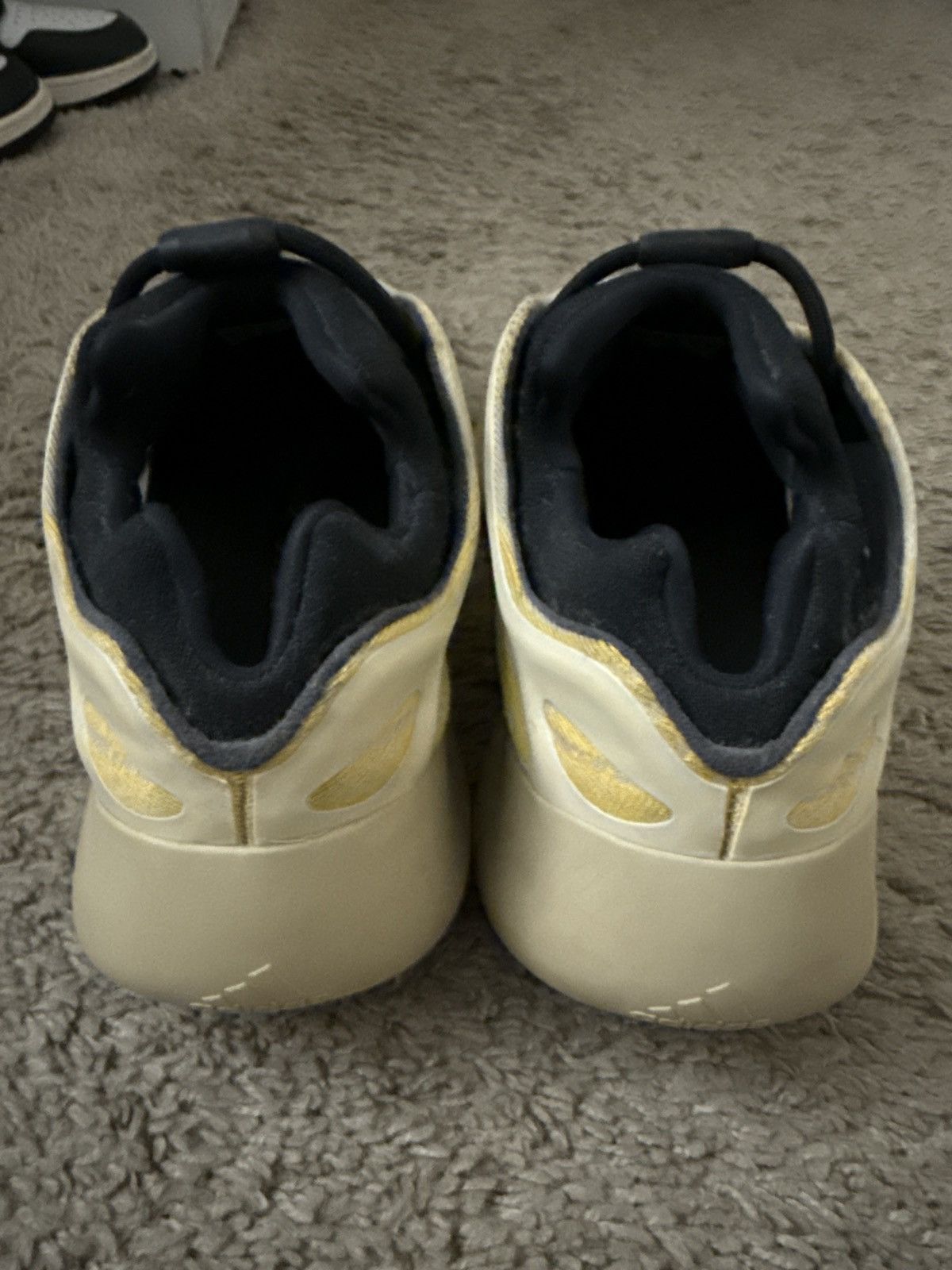 Adidas Yeezy 700 V3 Safflower Size US 12 / EU 45 - 10 Thumbnail