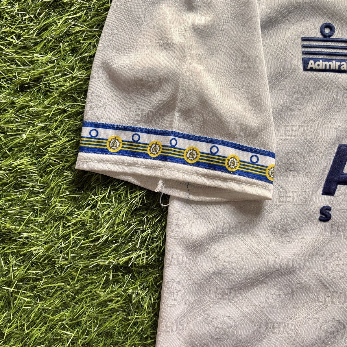 Vintage Leeds United Home 1992-93 Cantona #7 Soccer Jersey Size US M / EU 48-50 / 2 - 7 Thumbnail