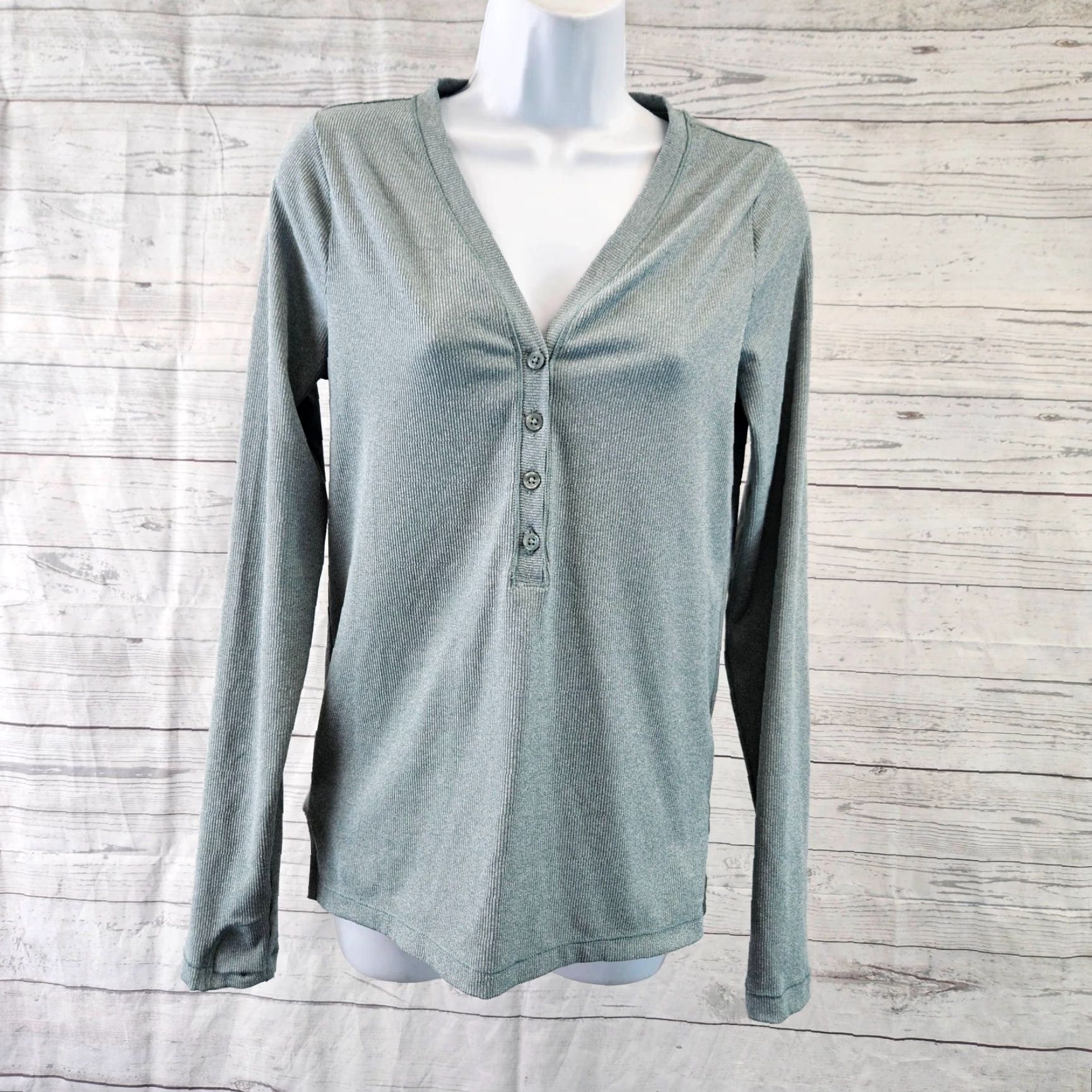 Athleta Athleta Womens Uptempo Ribbed Henley Top Sz Medium Green Long Sleeve V-Neck Shirt Ladies M Green Henley Athletic Casual Medium Size M / US 6-8 / IT 42-44 - 2 Thumbnail