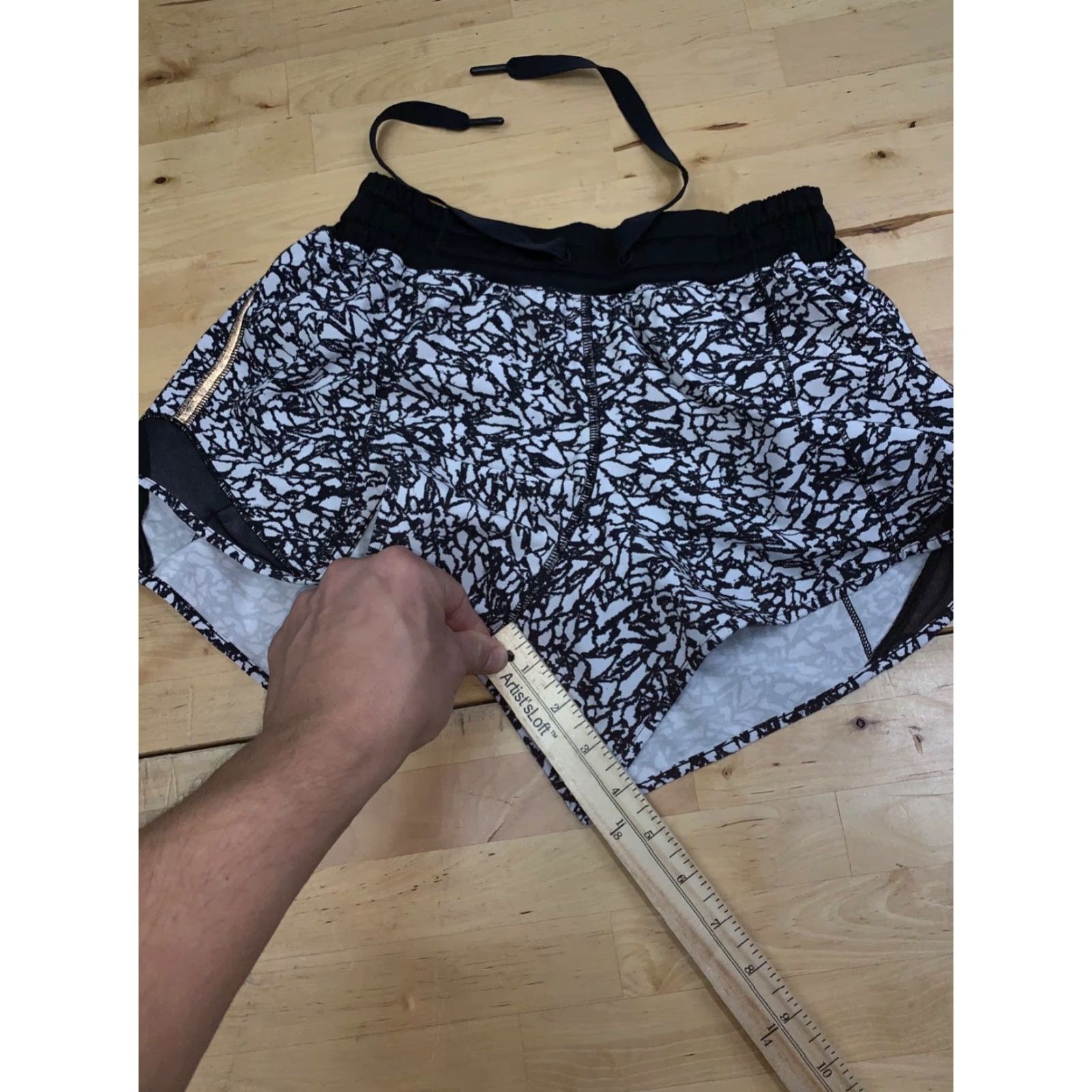 Lululemon Lululemon Shorts Women 4 Inseam 4" Black Activewear Athletic Run Gym & Training 4" Inseam Size 27" / US 4 / IT 40 - 5 Thumbnail