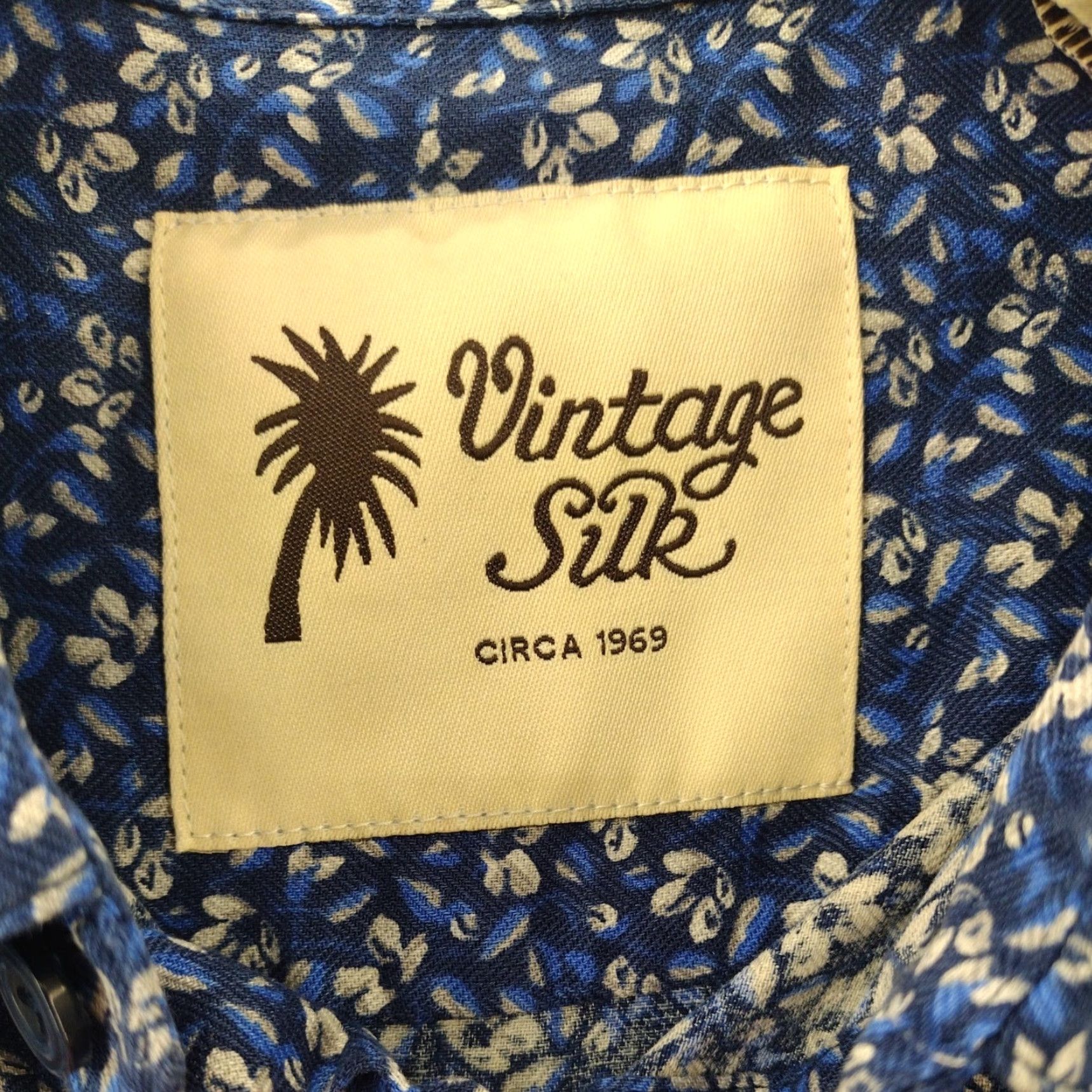 Vintage VINTAGE Vintage Silk Shirt Men Regular L Blue Floral Print Silk Shirt Button-Up Short Sleeve Linen Collared Flower Mens Size US L / EU 52-54 / 3 - 3 Thumbnail