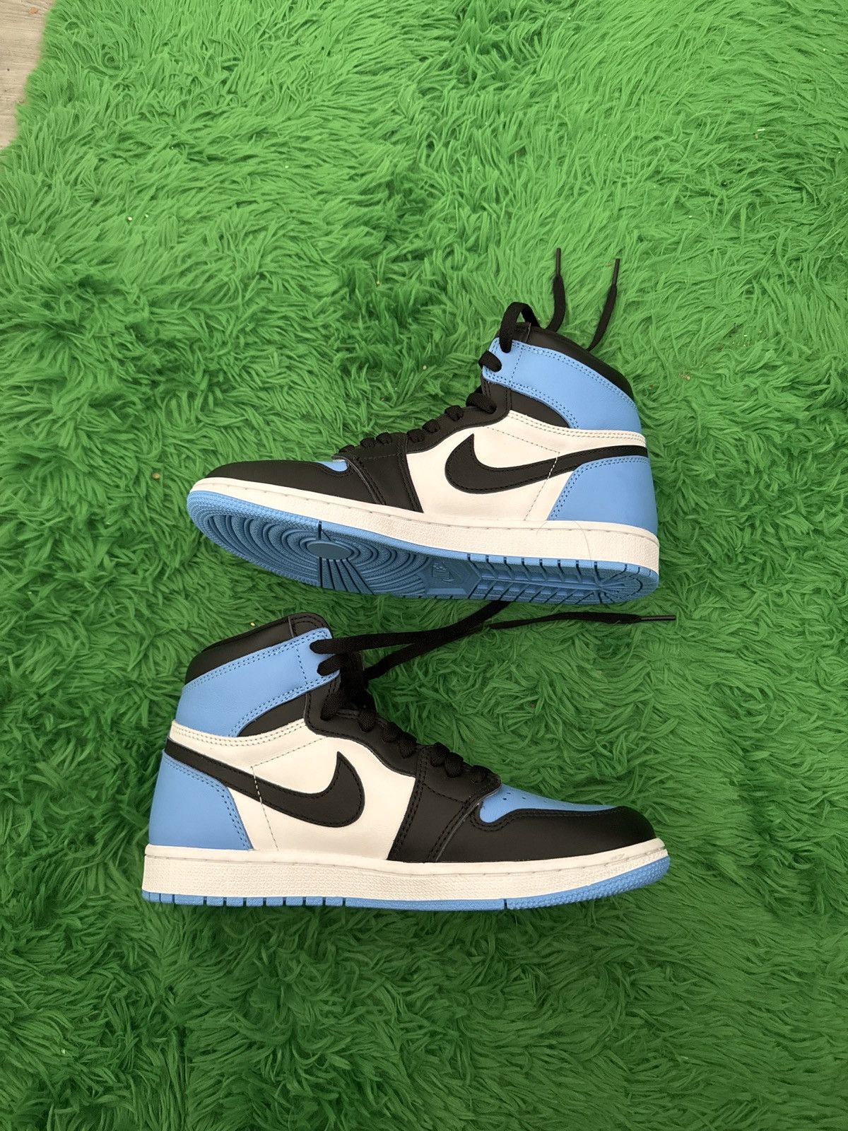 Nike Jordan 1 Retro High “University Blue” Size US 8 / EU 41 - 2 Thumbnail