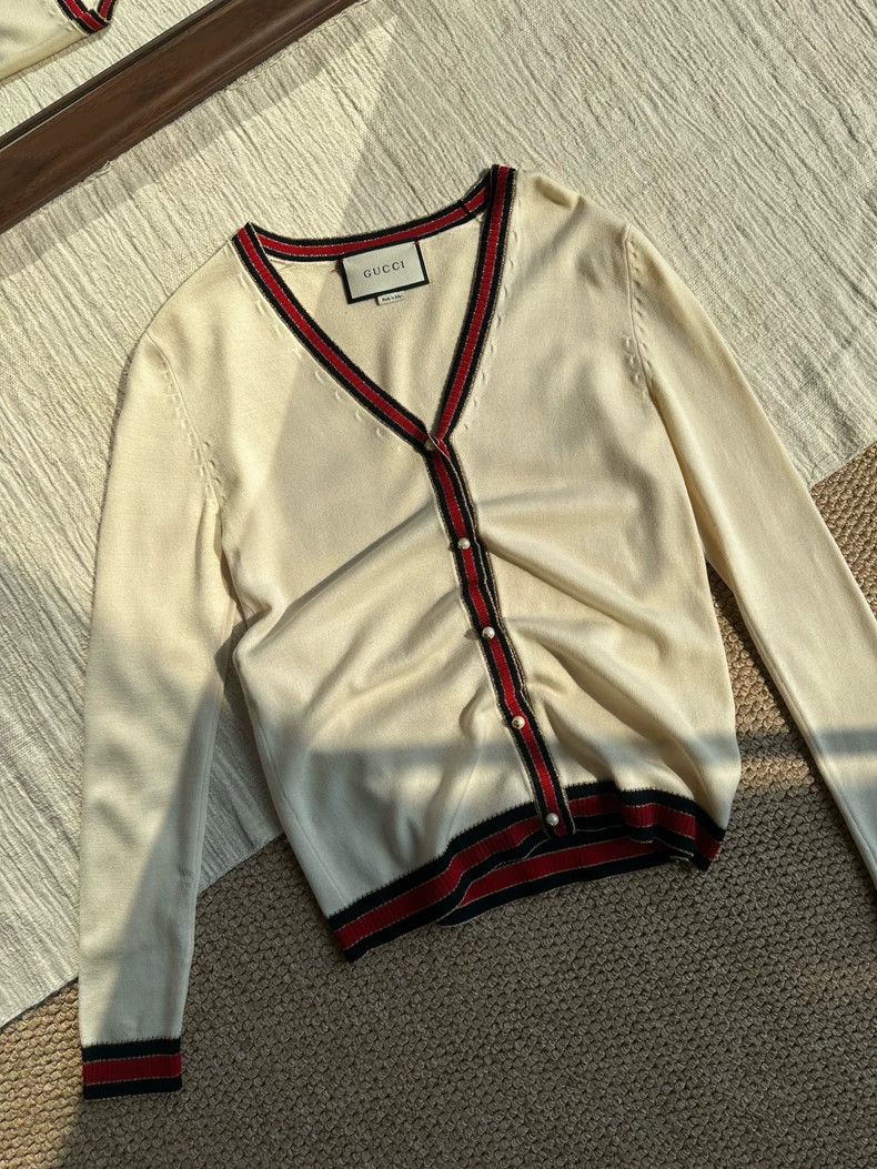Other Gucci Pearl buckle V-neck black and red striped knitted ca Size S / US 4 / IT 40 - 1 Thumbnail