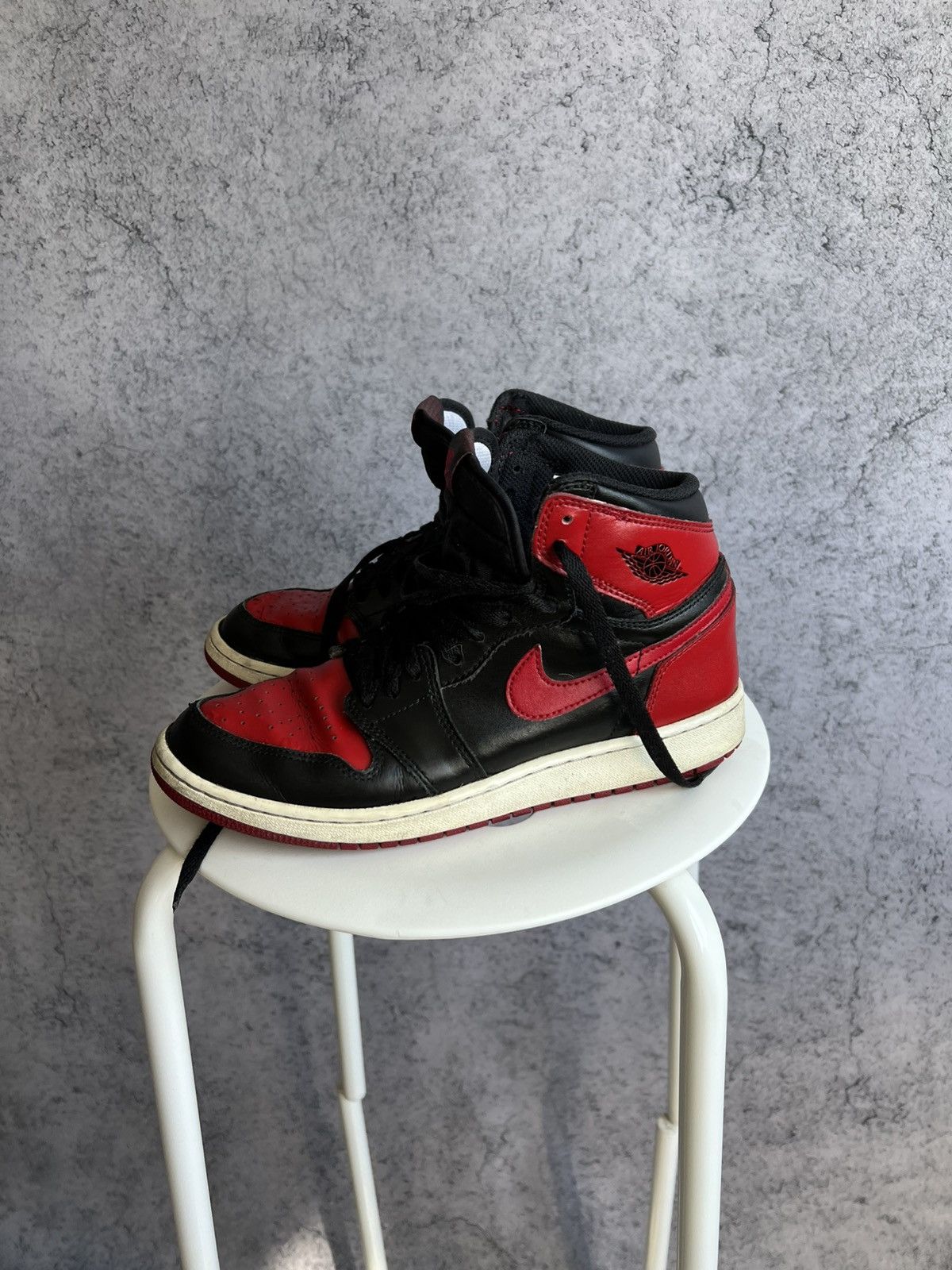 Nike Vintage Nike Air Jordan 1 High Top Sneakers Black and Red Size US 7 / EU 40 - 1 Thumbnail