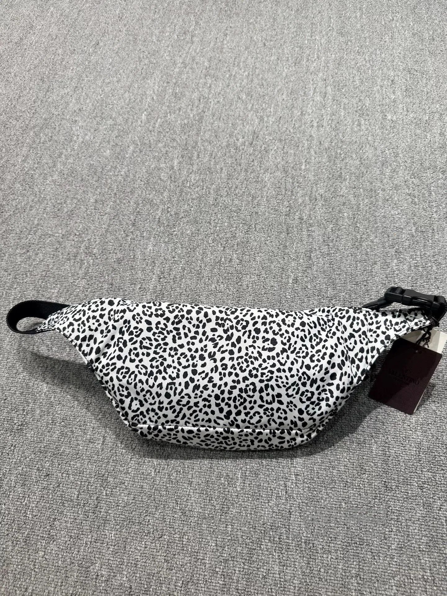 Valentino Valentino Black White Leopard Fanny Pack. Size ONE SIZE - 2 Thumbnail
