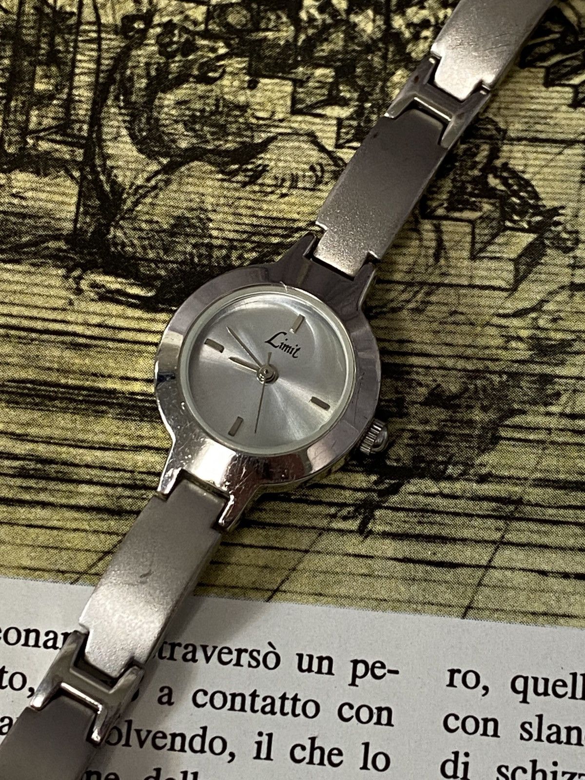 Japanese Brand Vintage Limit Quartz Ladies Silver-Tone Watch RARE Retro Size ONE SIZE - 2 Thumbnail