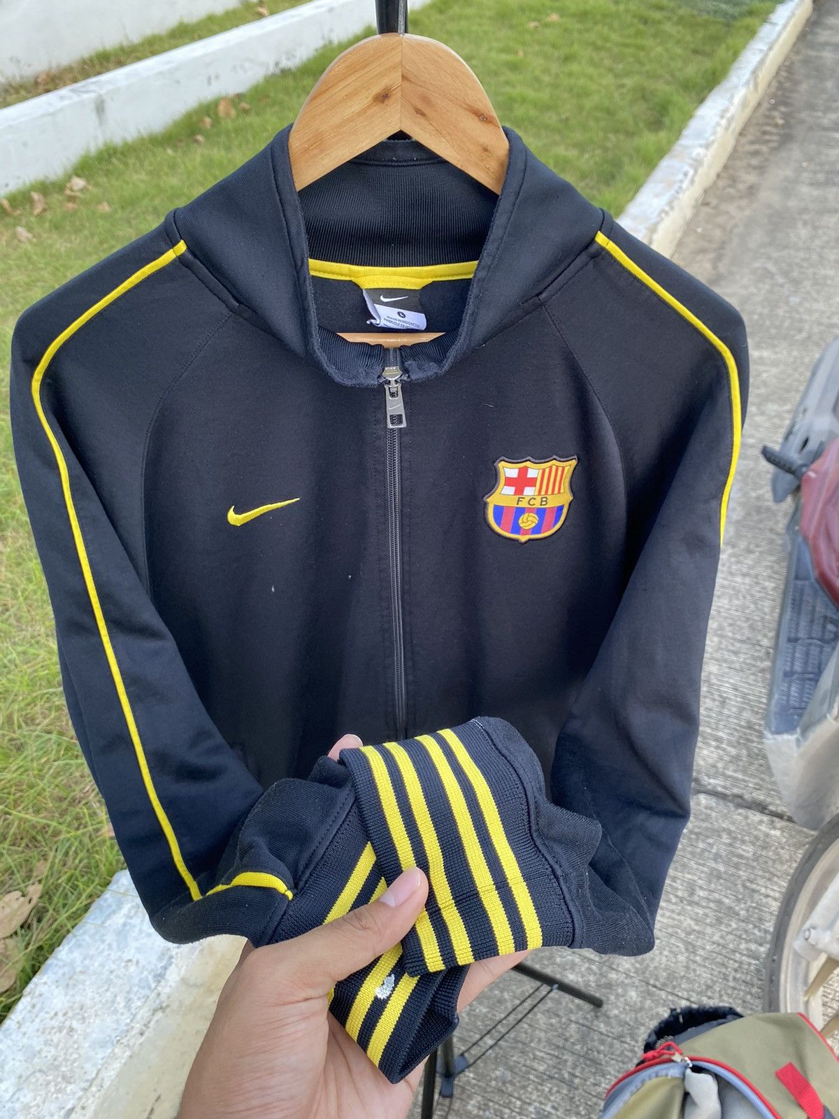 Nike Vintage FCB Nike Jersey Track Jacket Warm cloth Size US L / EU 52-54 / 3 - 6 Thumbnail