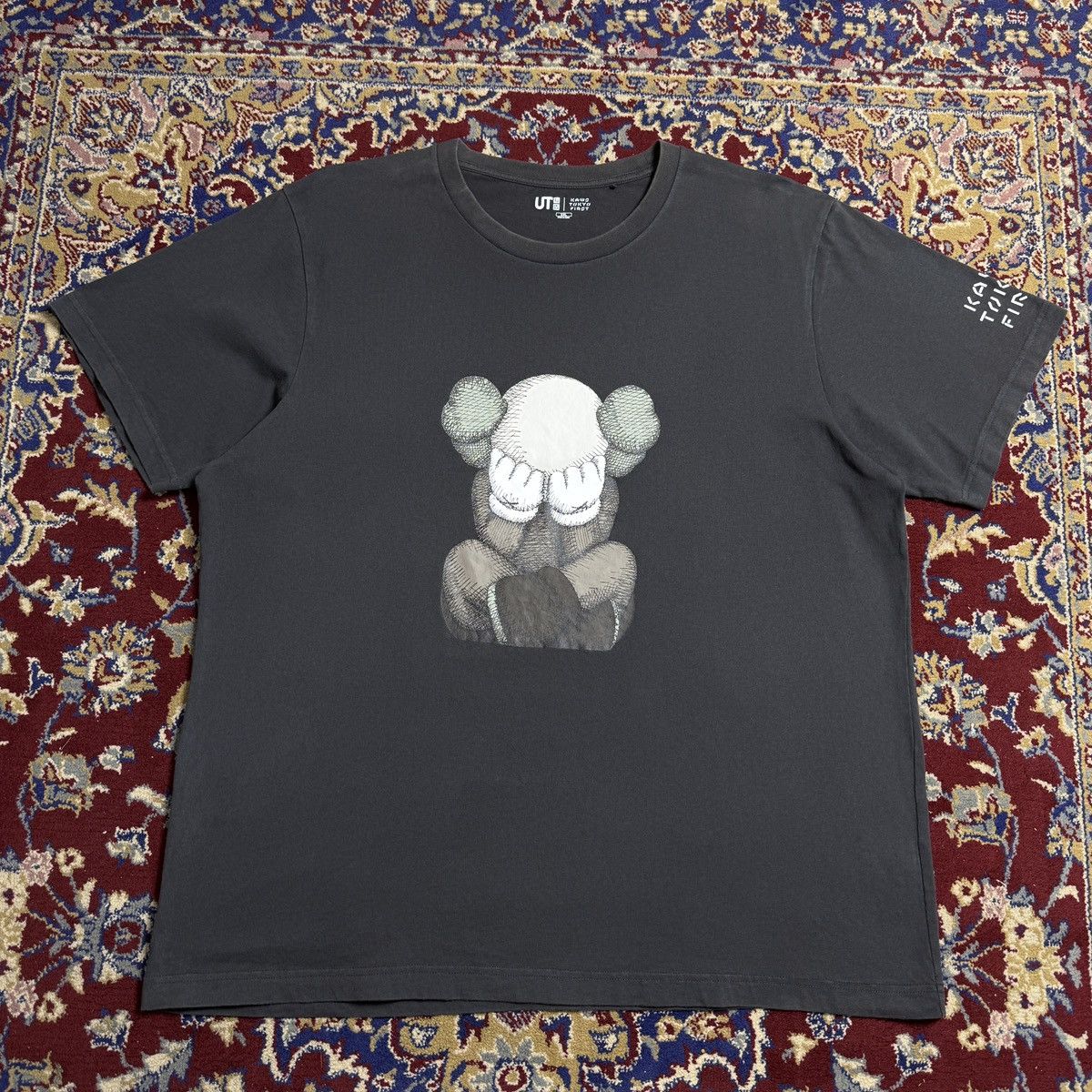 Kaws × Uniqlo Kaws Uniqlo Companion Passing through Tokyo First artist tee Size US XL / EU 56 / 4 - 2 Thumbnail