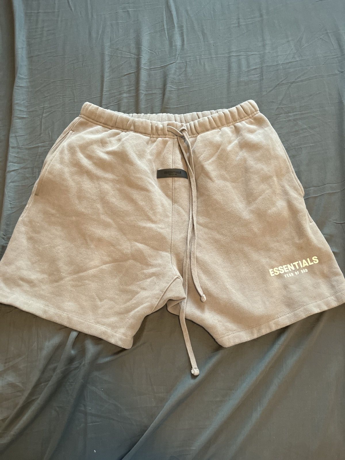 Fear of God ESSENTIALS: Short blanc cassé à cordon coulissant