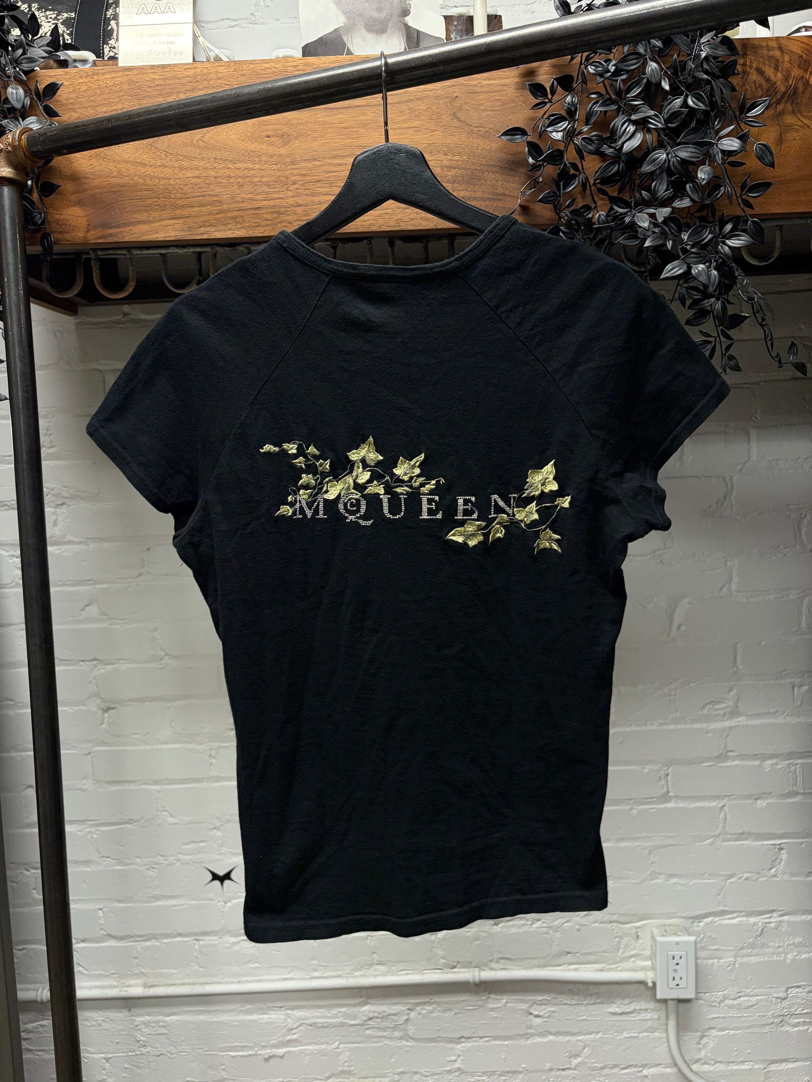 Alexander McQueen 90s Alexander McQueen Cross Embroidered ‘Garden Logo’ Black T-Shirt Size US S / EU 44-46 / 1 - 1 Thumbnail