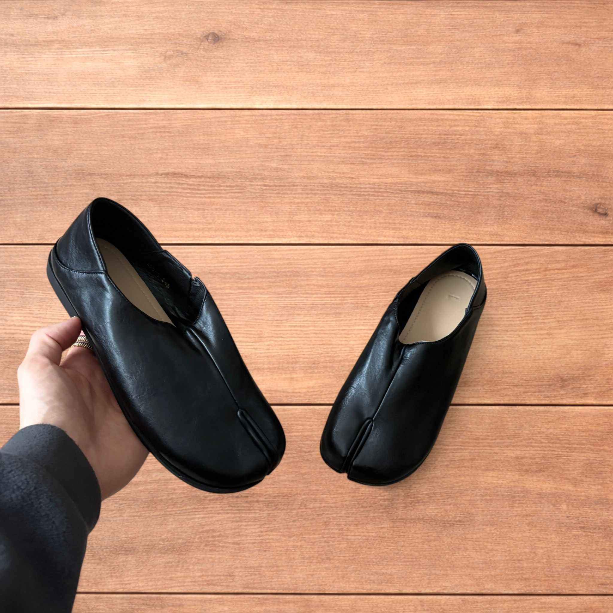 Japanese Brand Vintage style faux leather tabi split toe shoes in black. Size US 9 / IT 39 - 2 Thumbnail
