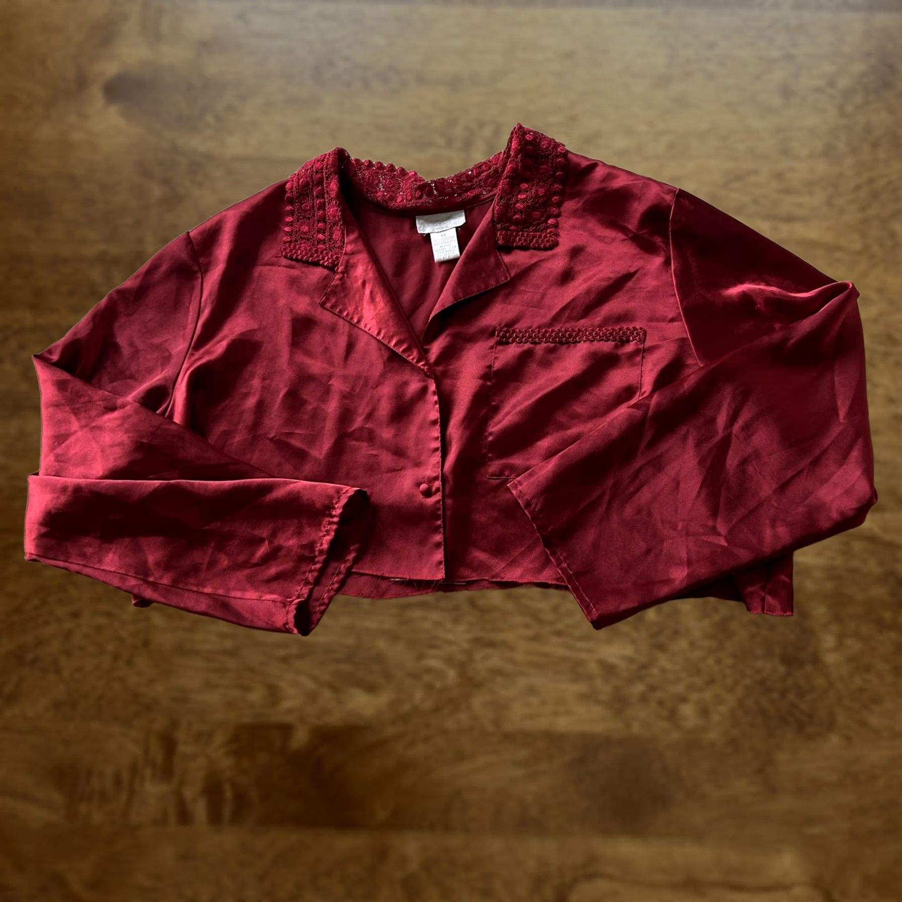 Vintage VINTAGE Mode Pajama Top Womens 1X Plus Red Satin Crochet Collar Button Sleepwear Size XL / US 12-14 / IT 48-50 - 1 Thumbnail