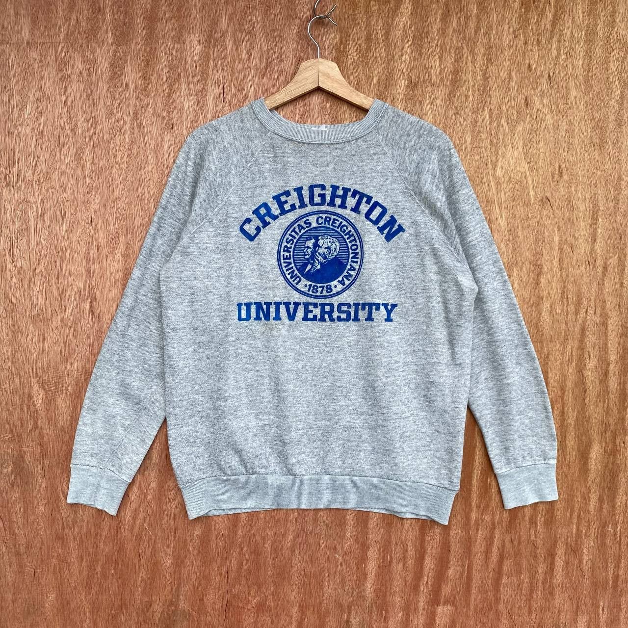 Vintage VINTAGE 80s Creighton University Sweatshirt Grey Raglan Size US XL / EU 56 / 4 - 1 Thumbnail