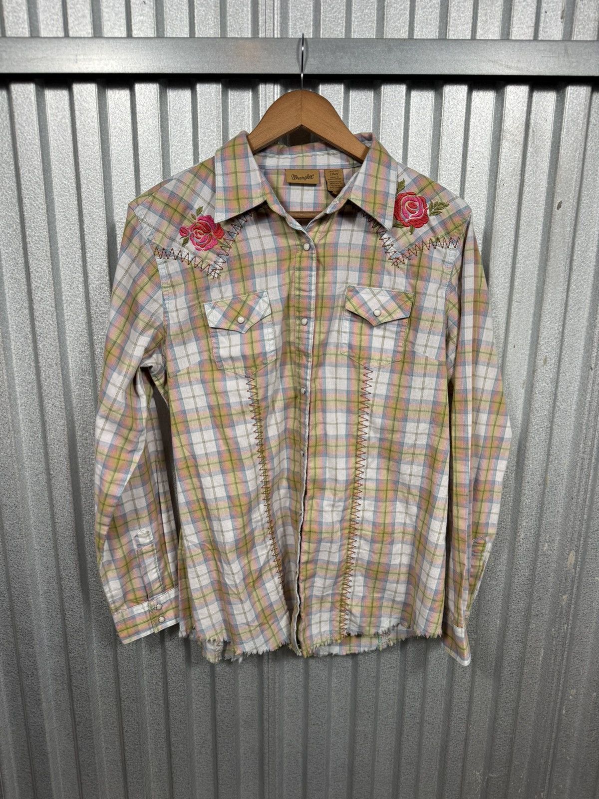 Wrangler Vintage Wrangler Western Rose Embroidered Pearl Snap Shirt Size US L / EU 52-54 / 3 - 7 Thumbnail