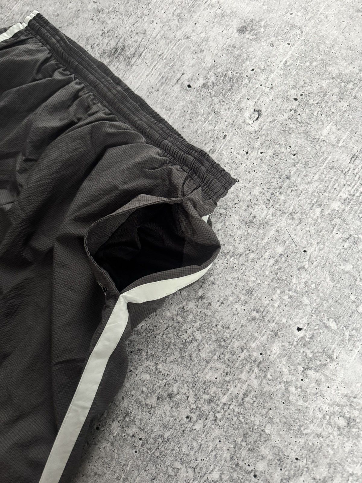 Nike Vintage Nike Track Pants Dark Gray Sweatpants Nylon Joggers Size US 36 / EU 52 - 5 Thumbnail